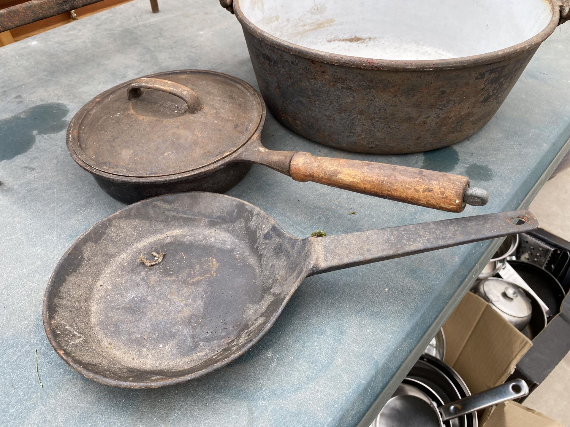 A MIXED LOT OF CAST KITCHEN PANS, STAND ETC - Image 4 of 4