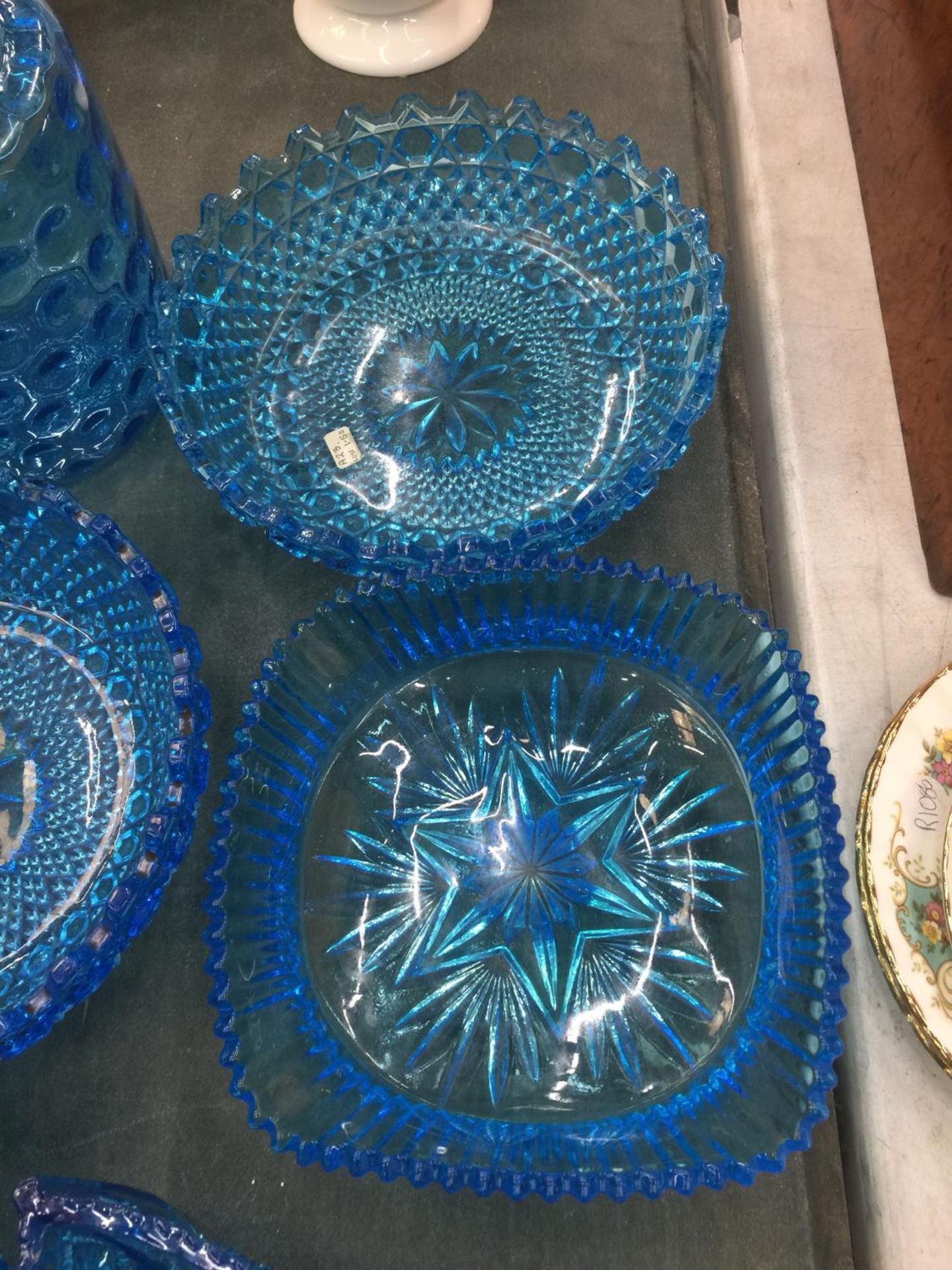 A QUANTITY OF BLUE COLOURED GLASSWARE TO INCLUDE BOWLS, VASES, ETC - Bild 4 aus 5