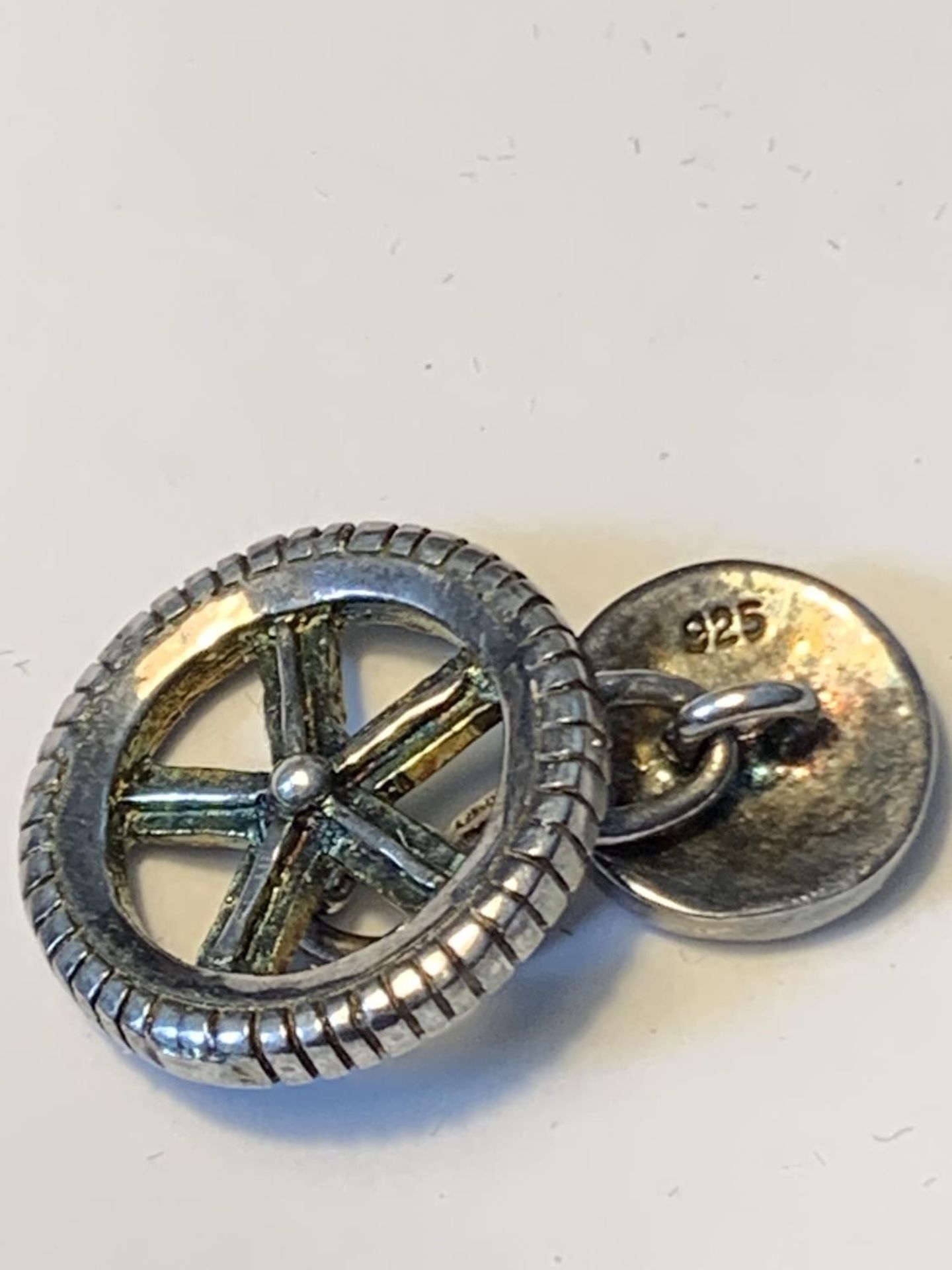 A PAIR OF SILVER MOTORING GEAR CUFFLINKS IN A PRESENTATION BOX - Image 3 of 3