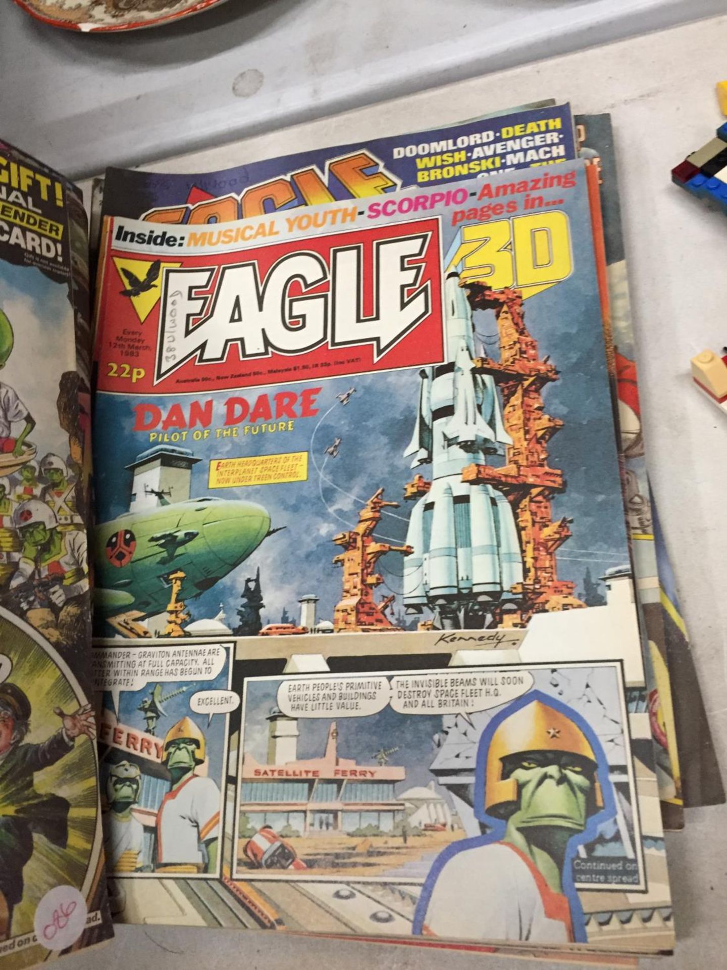 A COLLECTION OF 25 EAGLE COMICS FROM THE 1980'S FEATURING DAN DARE - Image 3 of 5