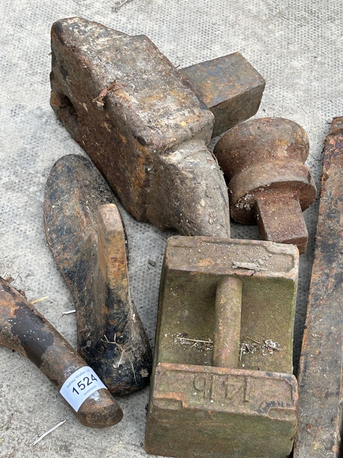 AN ASSORTMENT OF VINTAGE CAST IRON FORGING TOOLS - Image 3 of 4