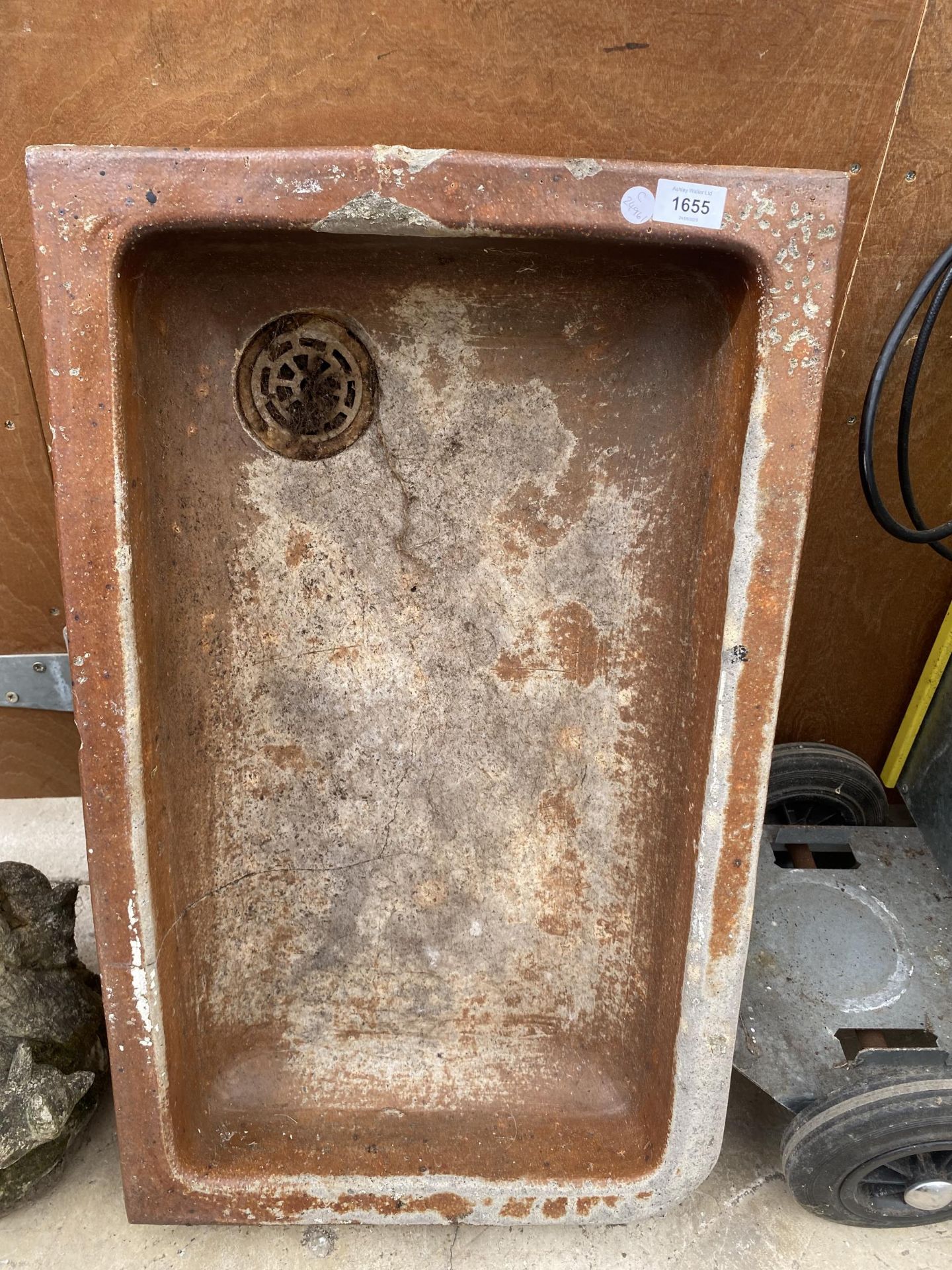 A VINTAGE SALT GLAZED TROUGH / SINK