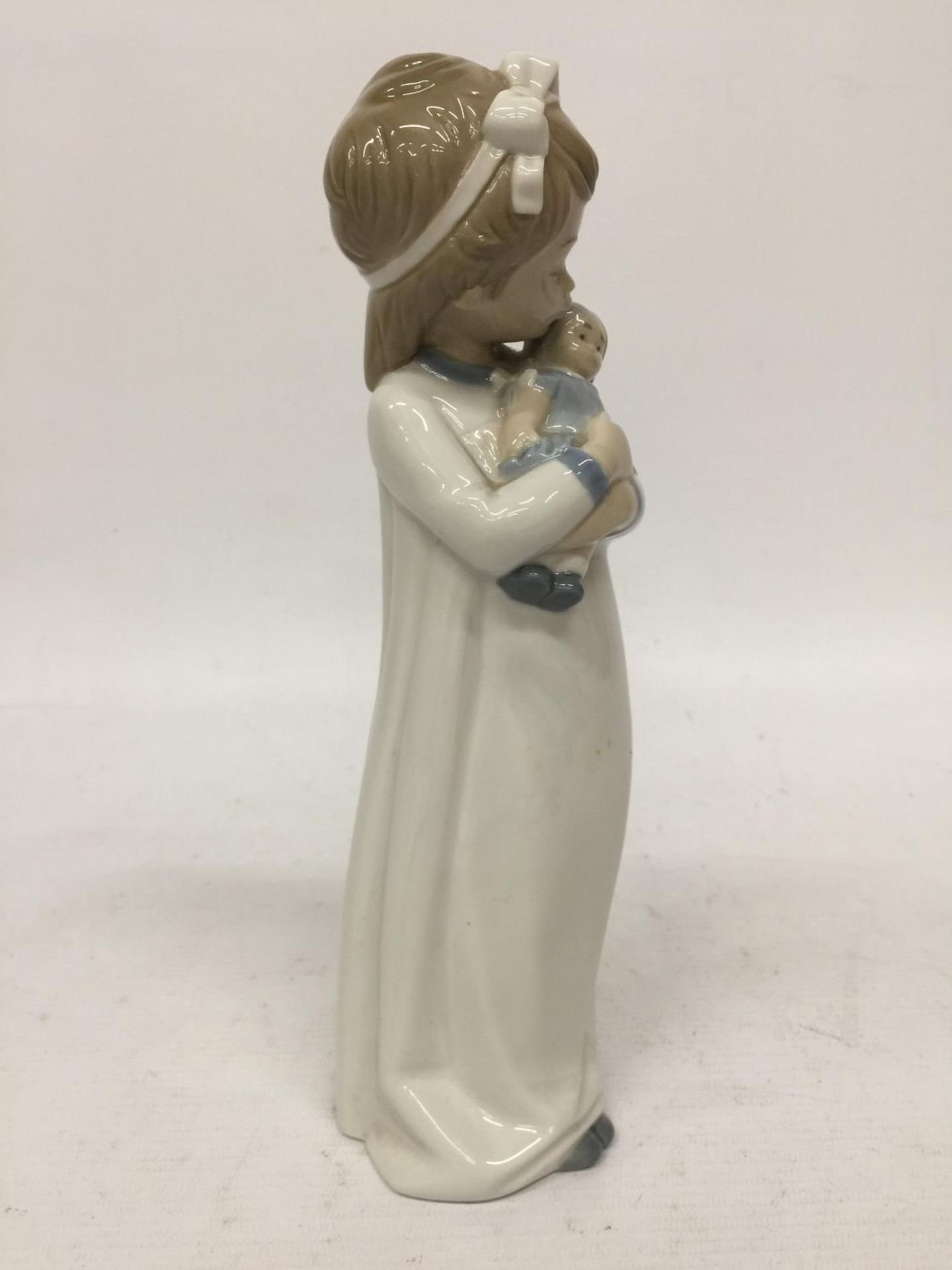 A NAO FIGURINE OF A GIRL WITH DOLL - 24.5 CM - Image 2 of 5