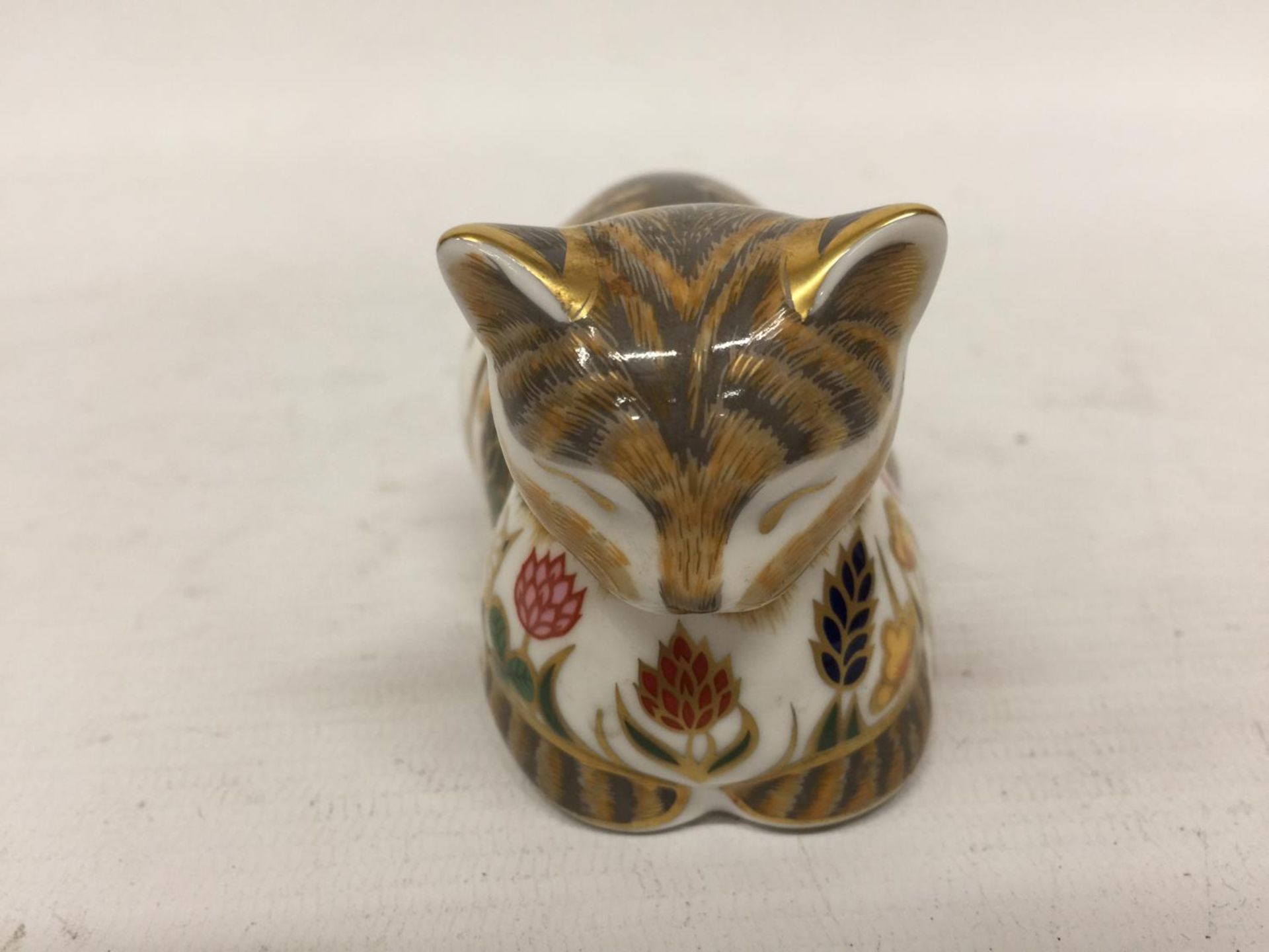 A ROYAL CROWN DERBY COTTAGE GARDEN CAT (SECONDS) WITH SILVER STOPPER - Image 2 of 4