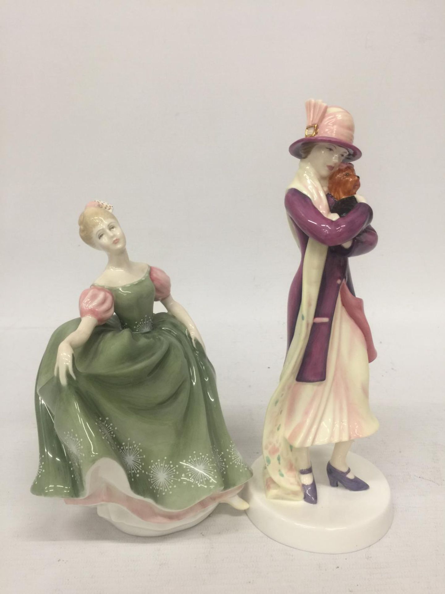 TWO ROYAL DOULTON FIGURINES "PHILLIPA" FROM THE PRETTY LADIES COLLECTION (22.5 CM) AND MICHELLE HN - Image 2 of 5