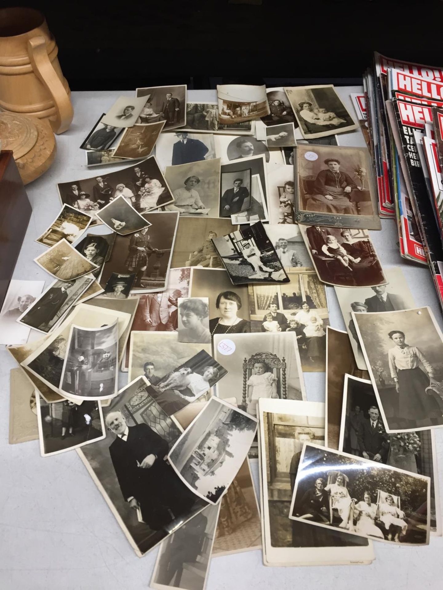 A COLLECTION OF VINTAGE FAMILY PHOTOGRAPHS