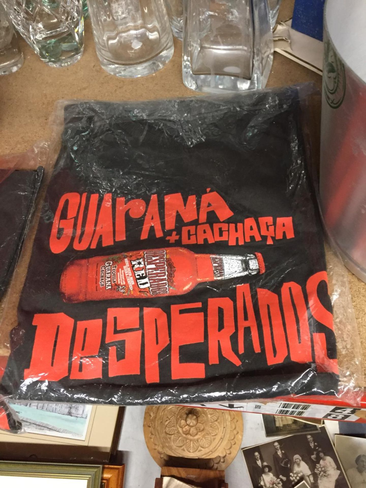 A QUANTITY OF 'DESPERADOS' BEER ITEMS TO INCLUDE T-SHIRTS, AN ICE BUCKET, TIN, ETC - Image 5 of 5