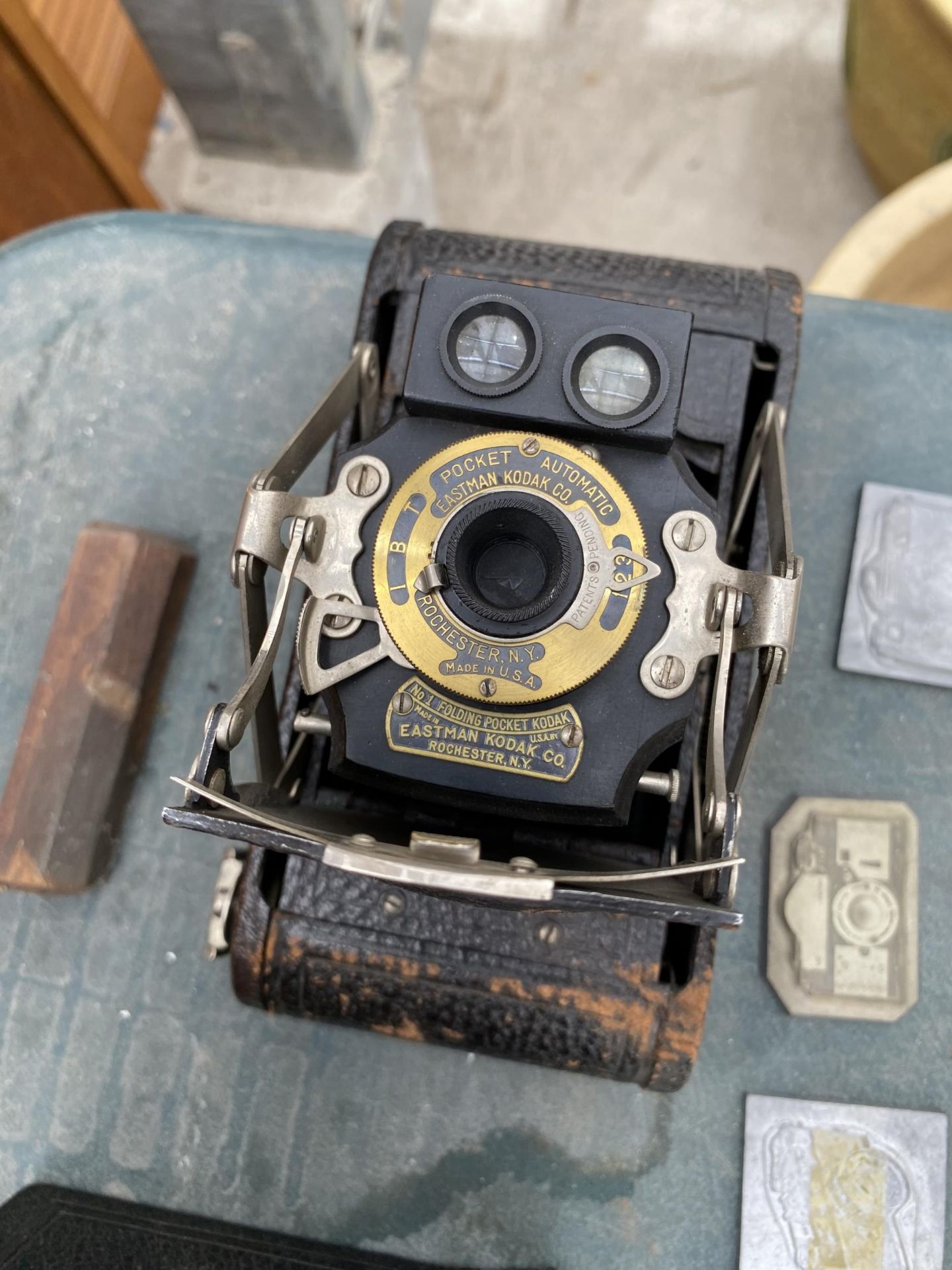 A KODAK EASTMANN AUTOMATIC CAMERA, FURTHER CAMERA AND METAL CAMERA PLAQUES - Image 2 of 4