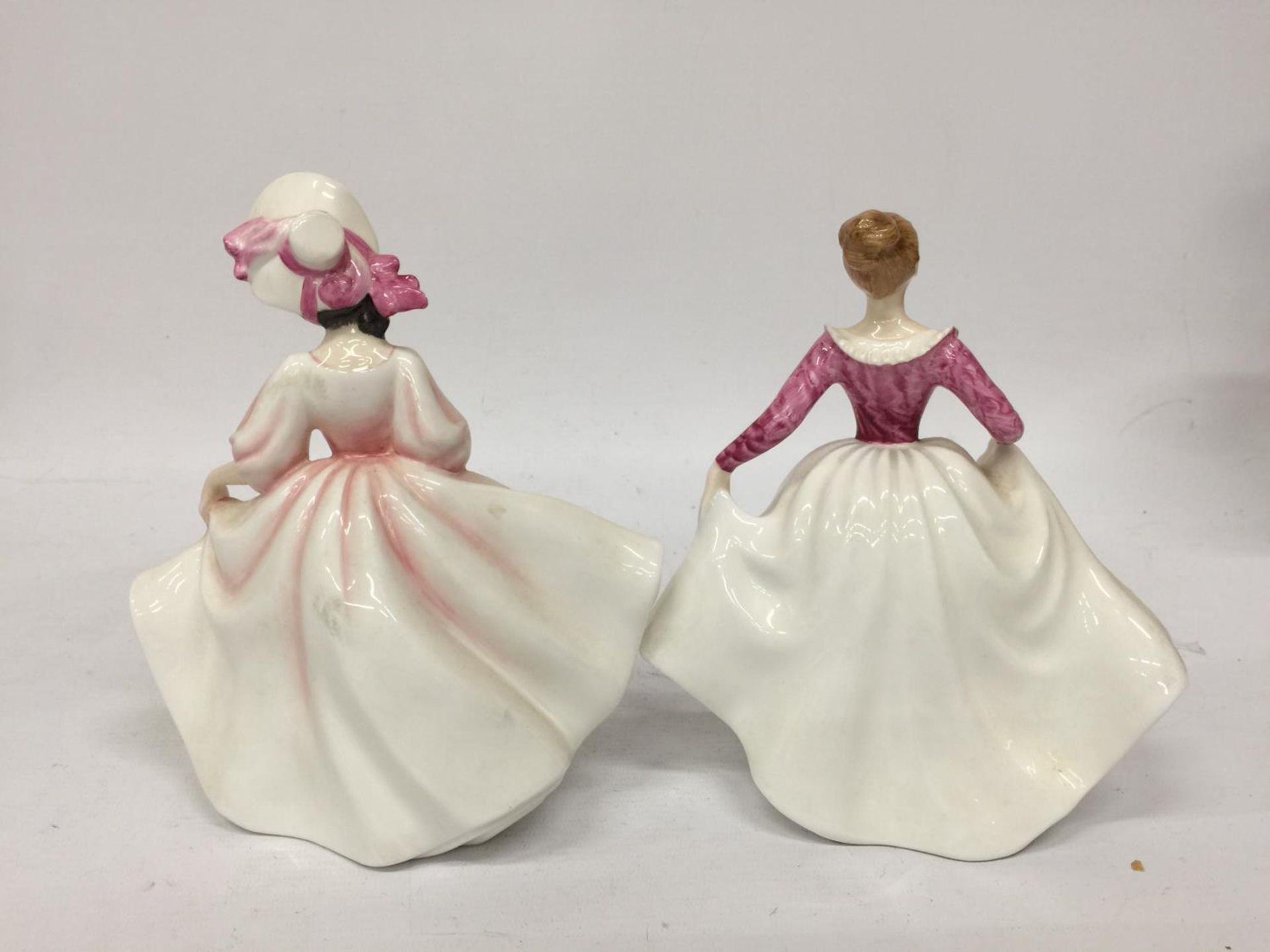 TWO ROYAL DOULTON LADIES - "LISA" AND "SUNDAY BEST" - 20CM AND 19.5 CM - Image 3 of 5