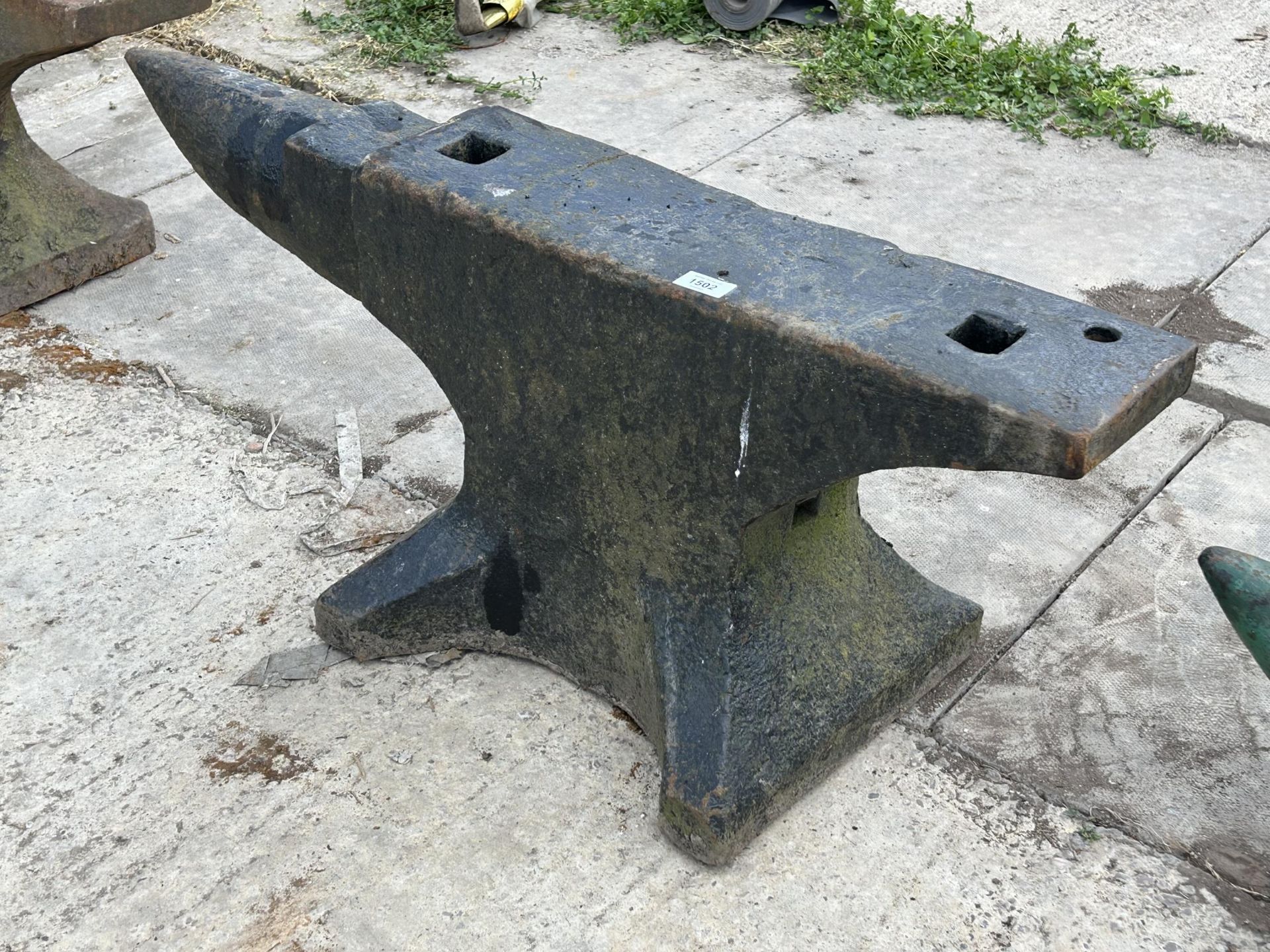 A LARGE VINTAGE CAST IRON BLACKSMITHS ANVIL (H:38CM L:94M) - Image 2 of 4