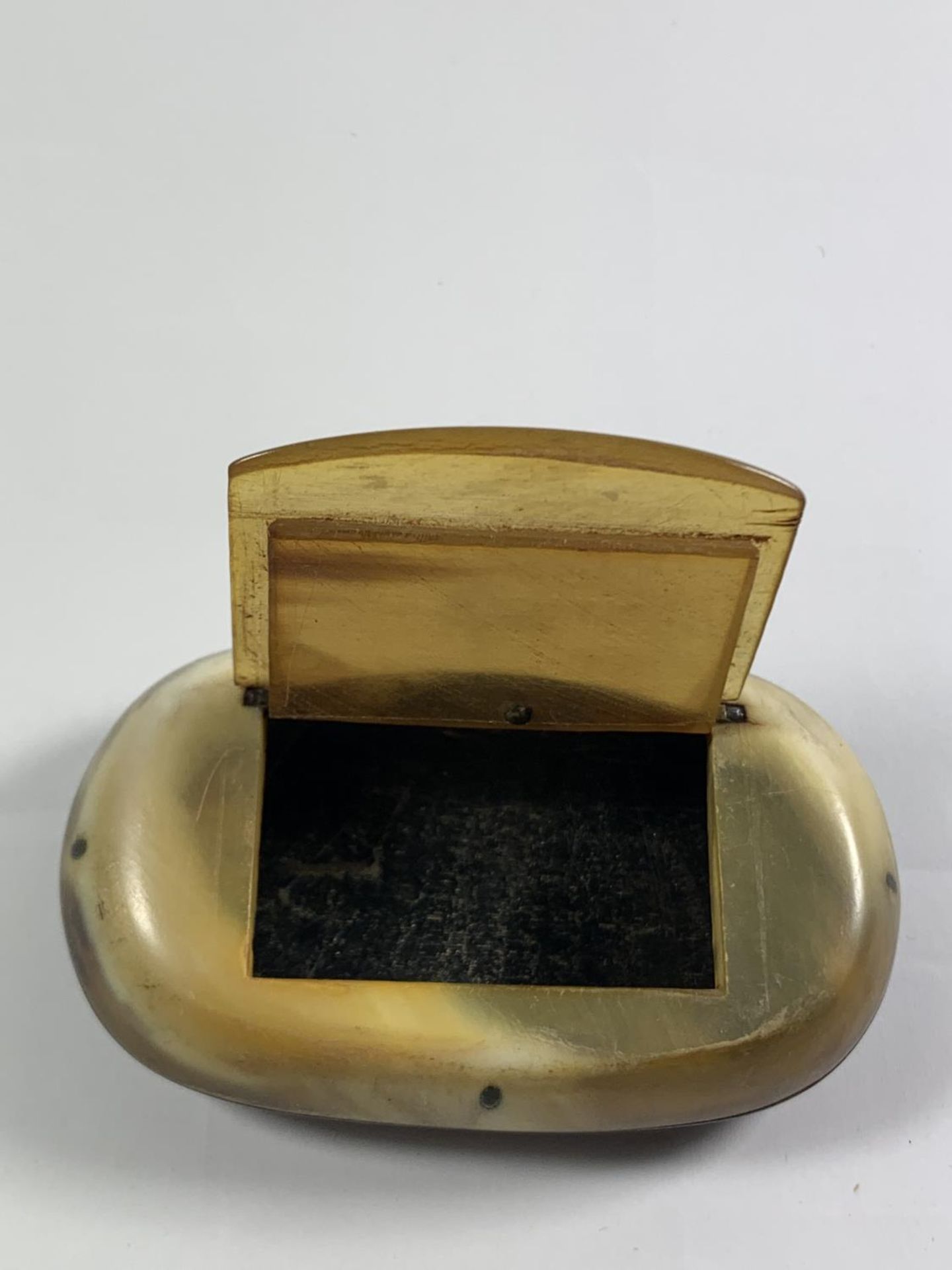 A SNUFF BOX - Image 2 of 3