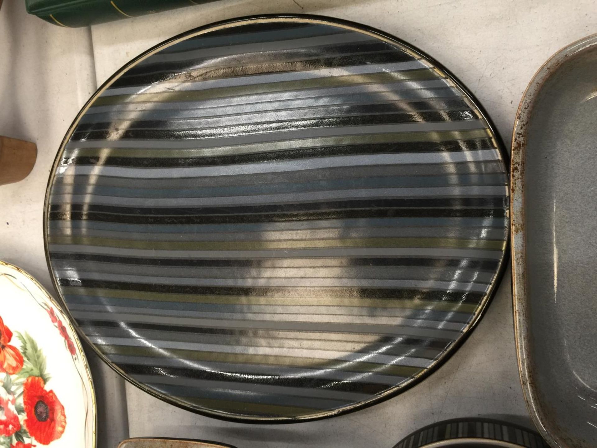 A LARGE QUANTITY OF DENBY 'JET STRIPES' DINNER WARE TO INCLUDE VARIOUS SIZES OF PLATES, BOWLS, - Image 3 of 5