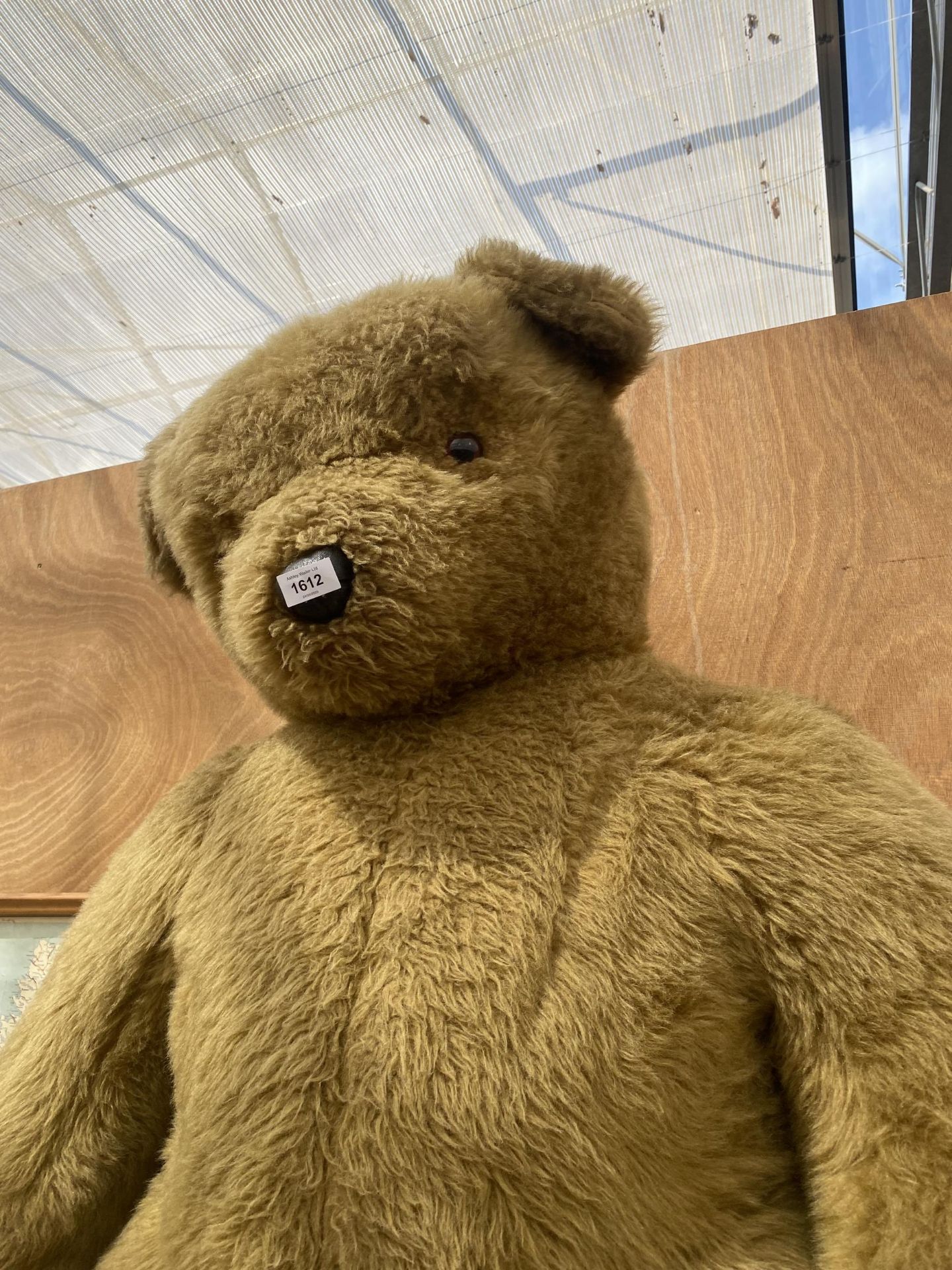A LARGE VINTAGE TEDDY BEAR (H:94CM) - Image 2 of 3