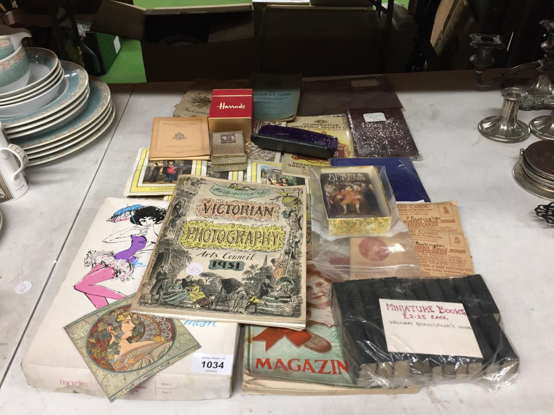 A MIXED LOT TO INCLUDE VINTAGE STOCKINGS IN PACKAGING, HARRODS PLAYING CARDS, MINIATURE
