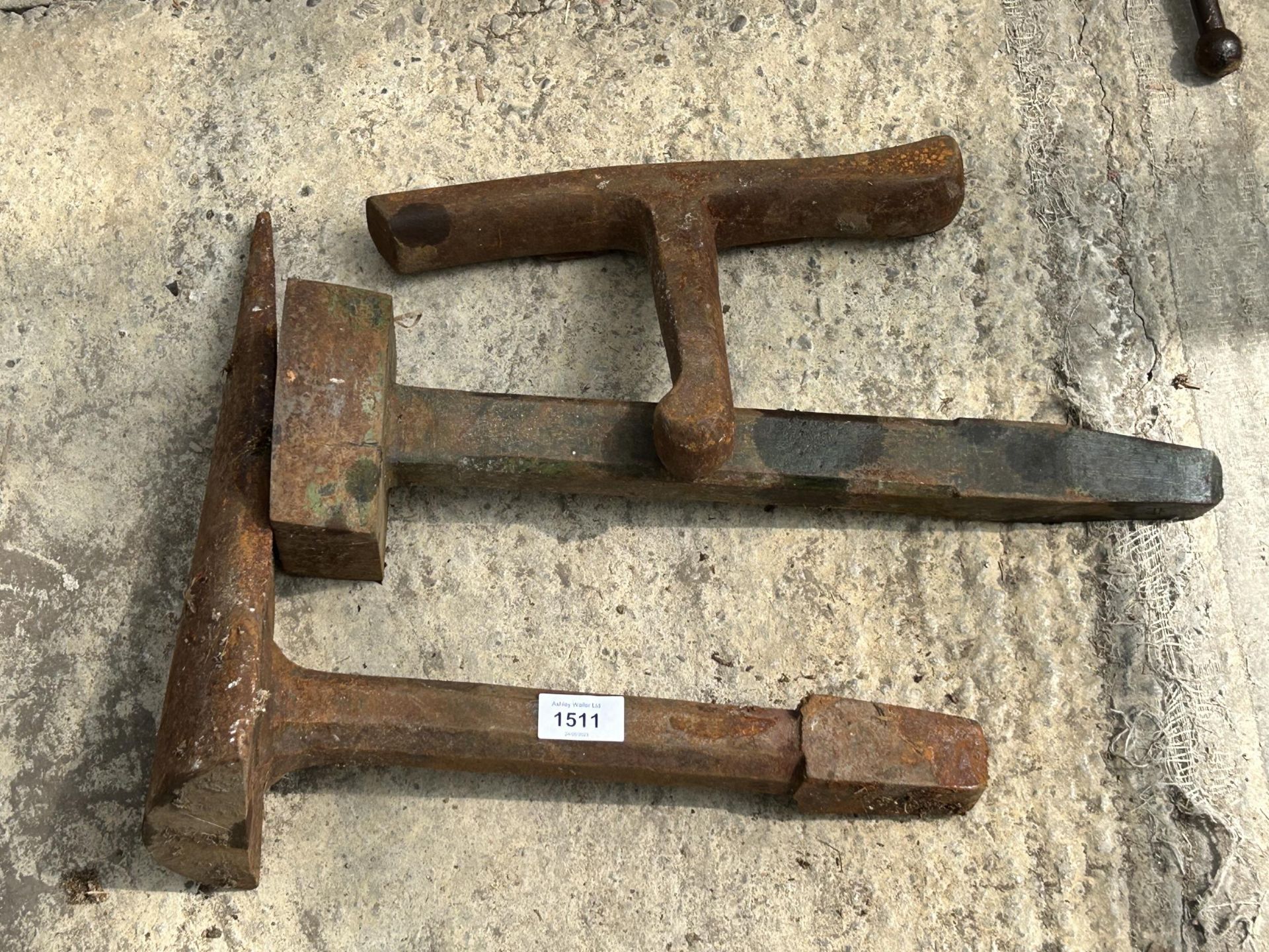 AN ASSORTMENT OF VINTAGE CAST IRON FORGING TOOLS