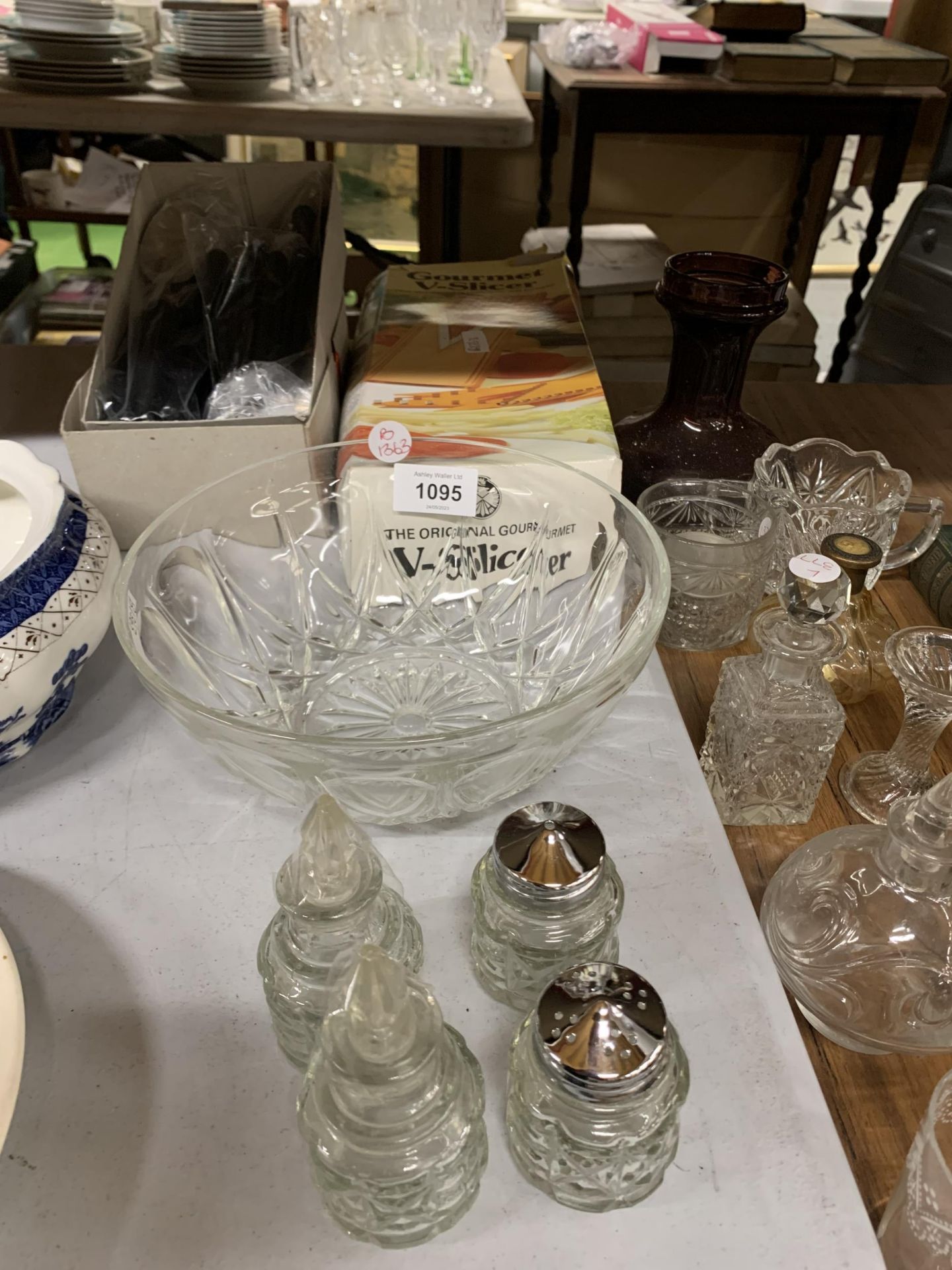 A MIXED LOT TO INCLUDE BOXED V SLICER, CUT GLASS BOWL AND CONDIMENT JARS