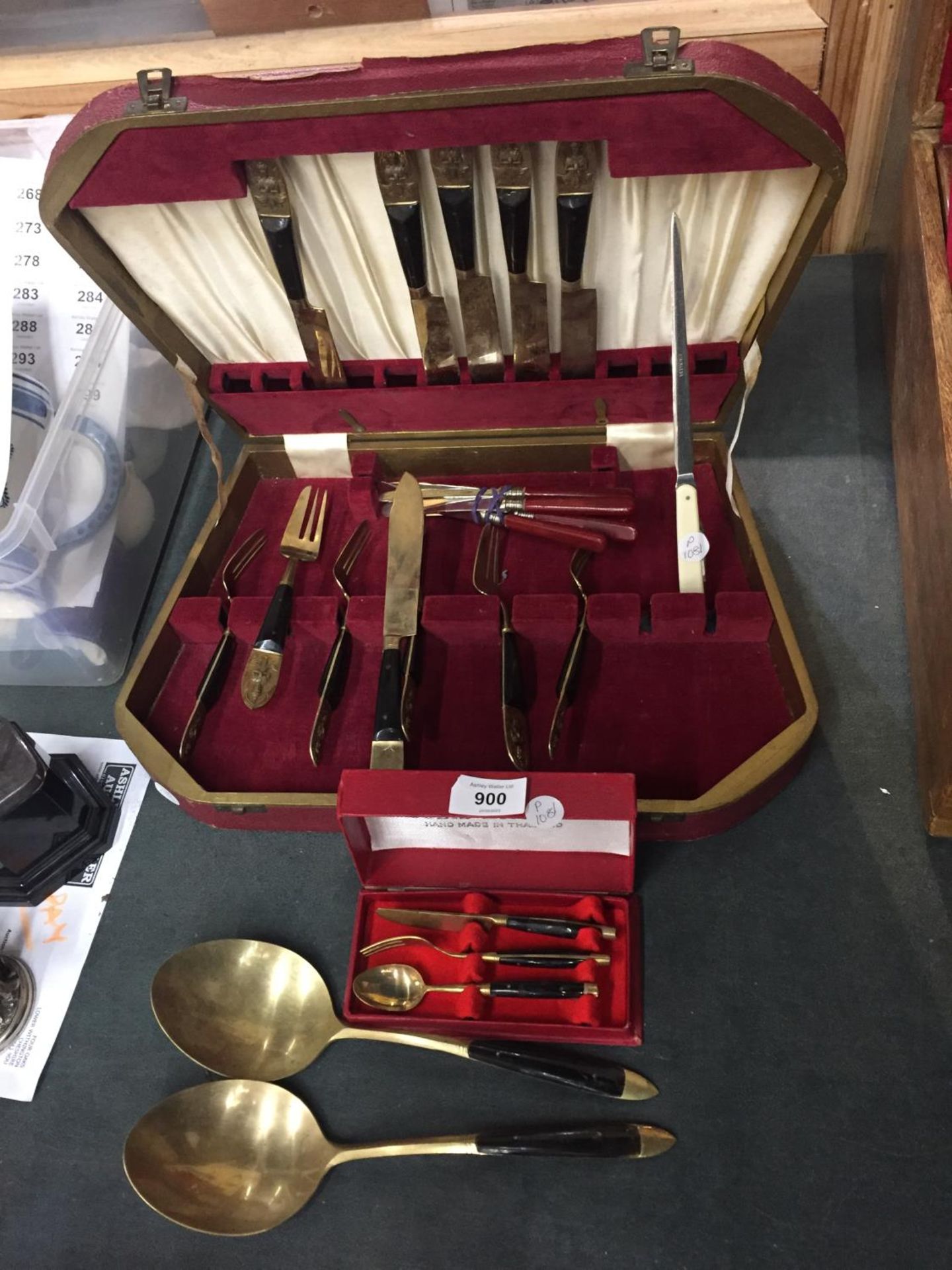 A BOXED PART CANTEEN OF CUTLERY WITH BRASS BOWLS AND ORIENTAL DESIGN TO THE HANDLES PLUS LARGE