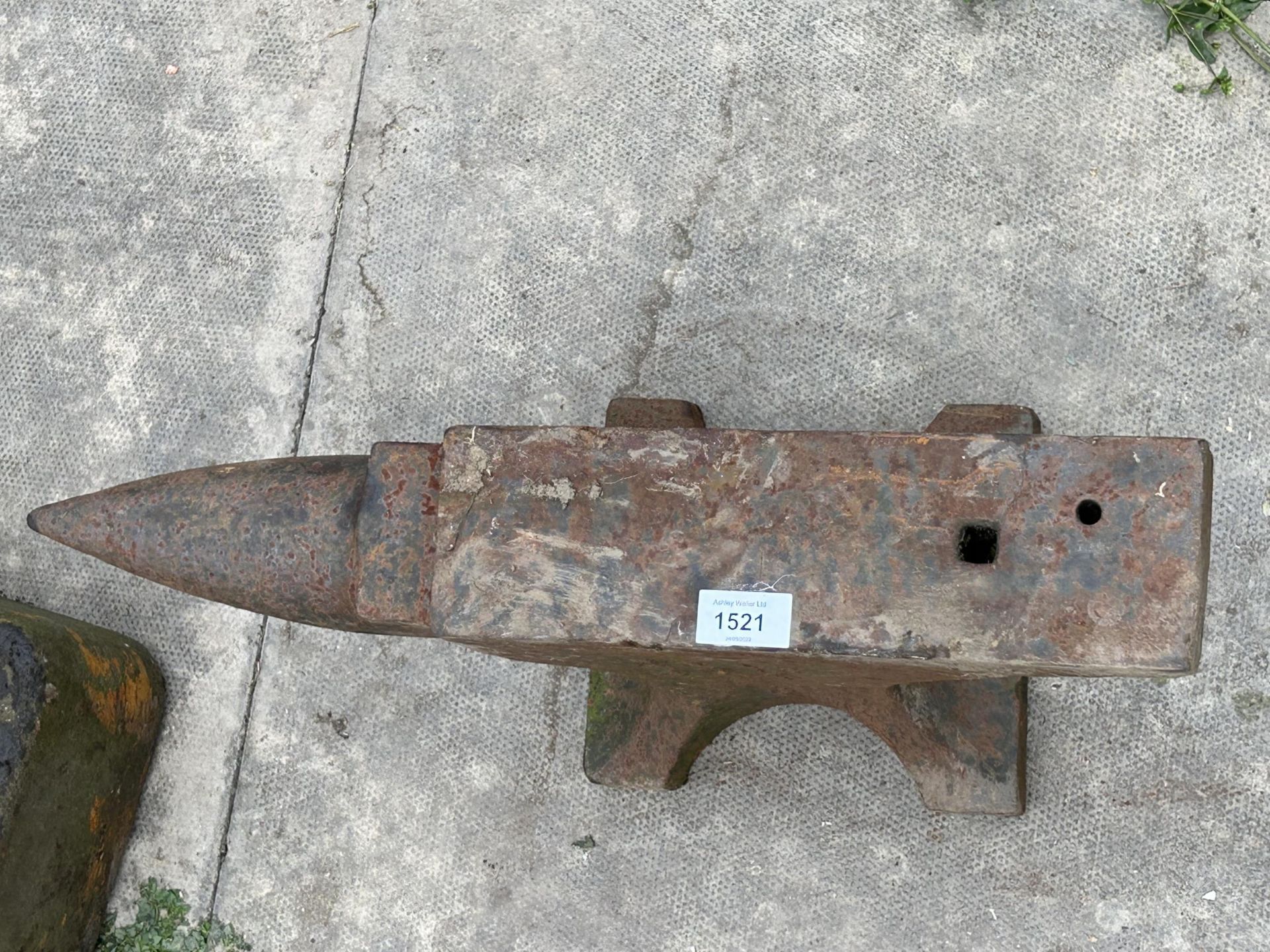 A SMALL VINTAGE CAST IRON BLACKSMITHS ANVIL (H:22CM L:51CM) - Image 3 of 4