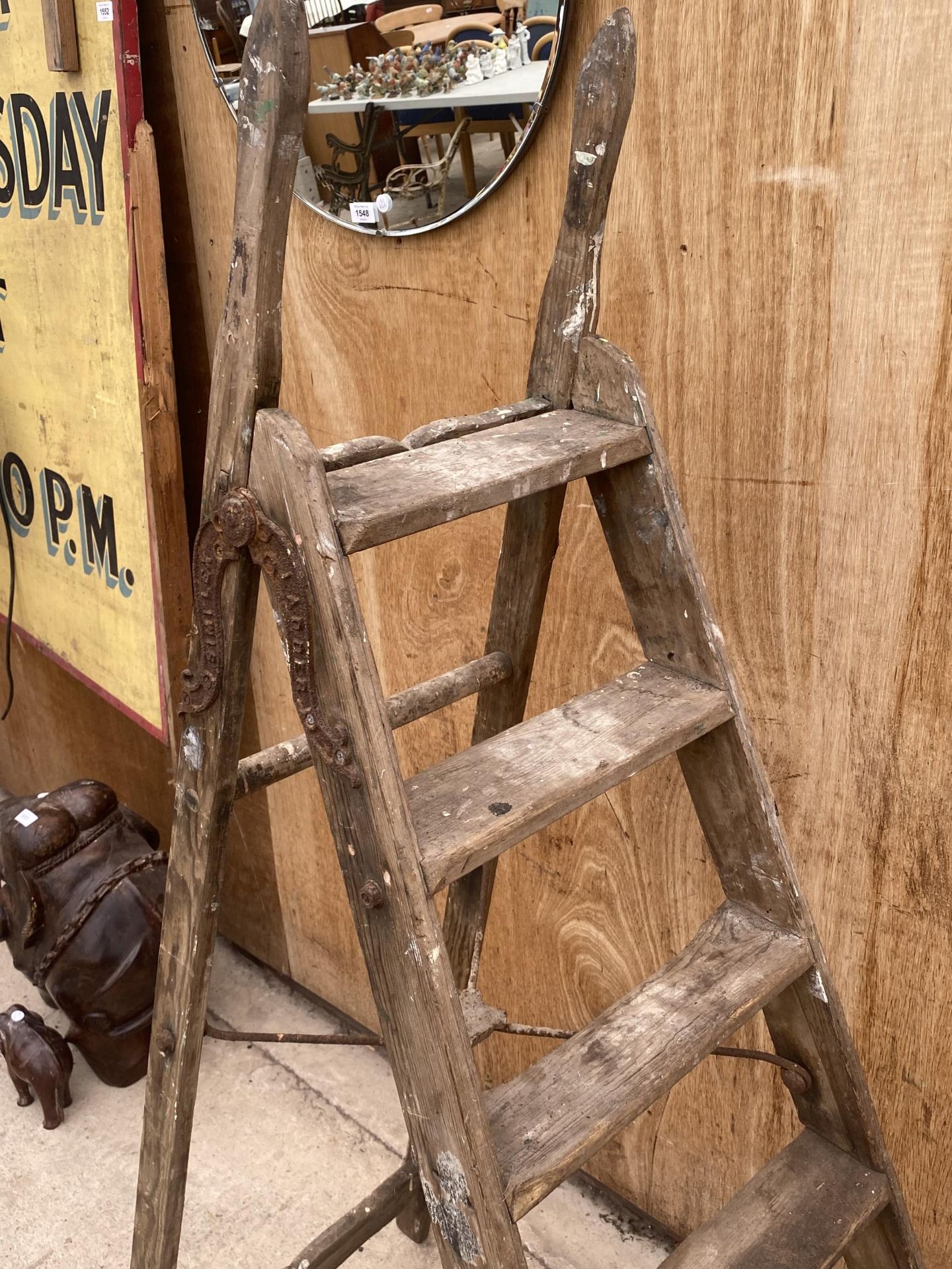 A VINTAGE FIVE RUNG WOODEN STEP LADDER WITH METAL HINGES BEARING THE NAME 'SIMPLEX' - Image 3 of 4