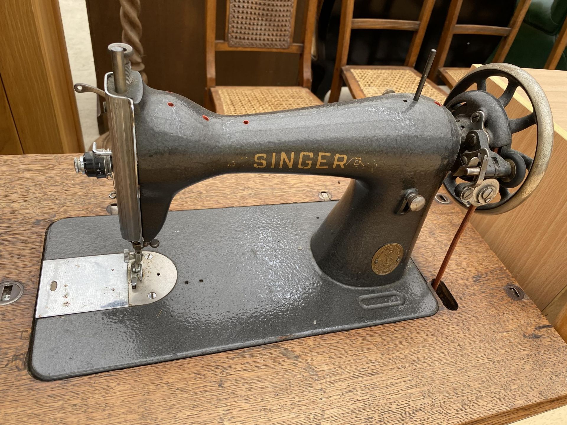 A SINGER TREADLE SEWING MACHINE IN AN OAK CABINET - Image 3 of 3