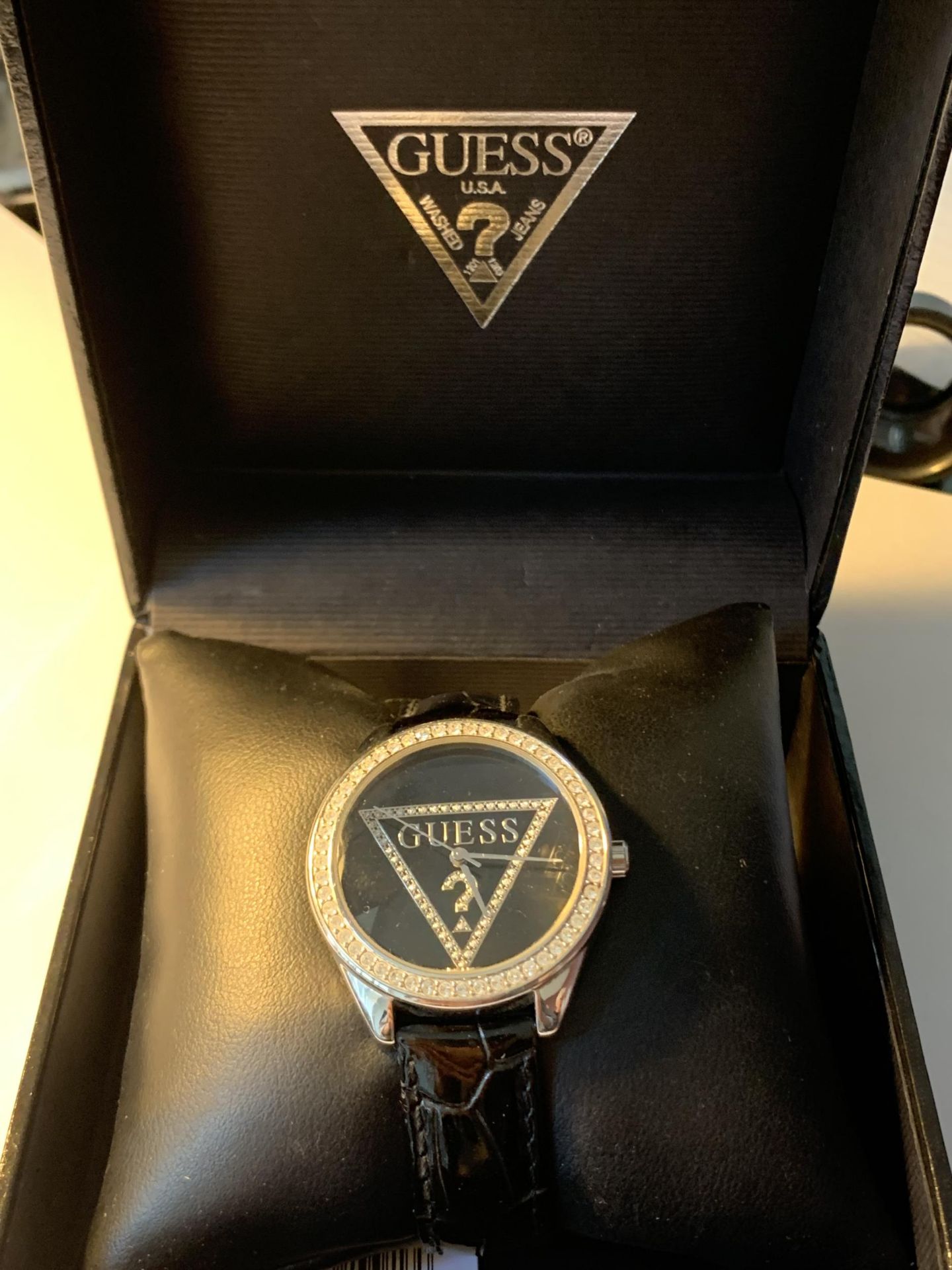 A GUESS WRISTWATCH IN A PRESENTATION BOX SEEN WORKING BUT NO WARRANTY