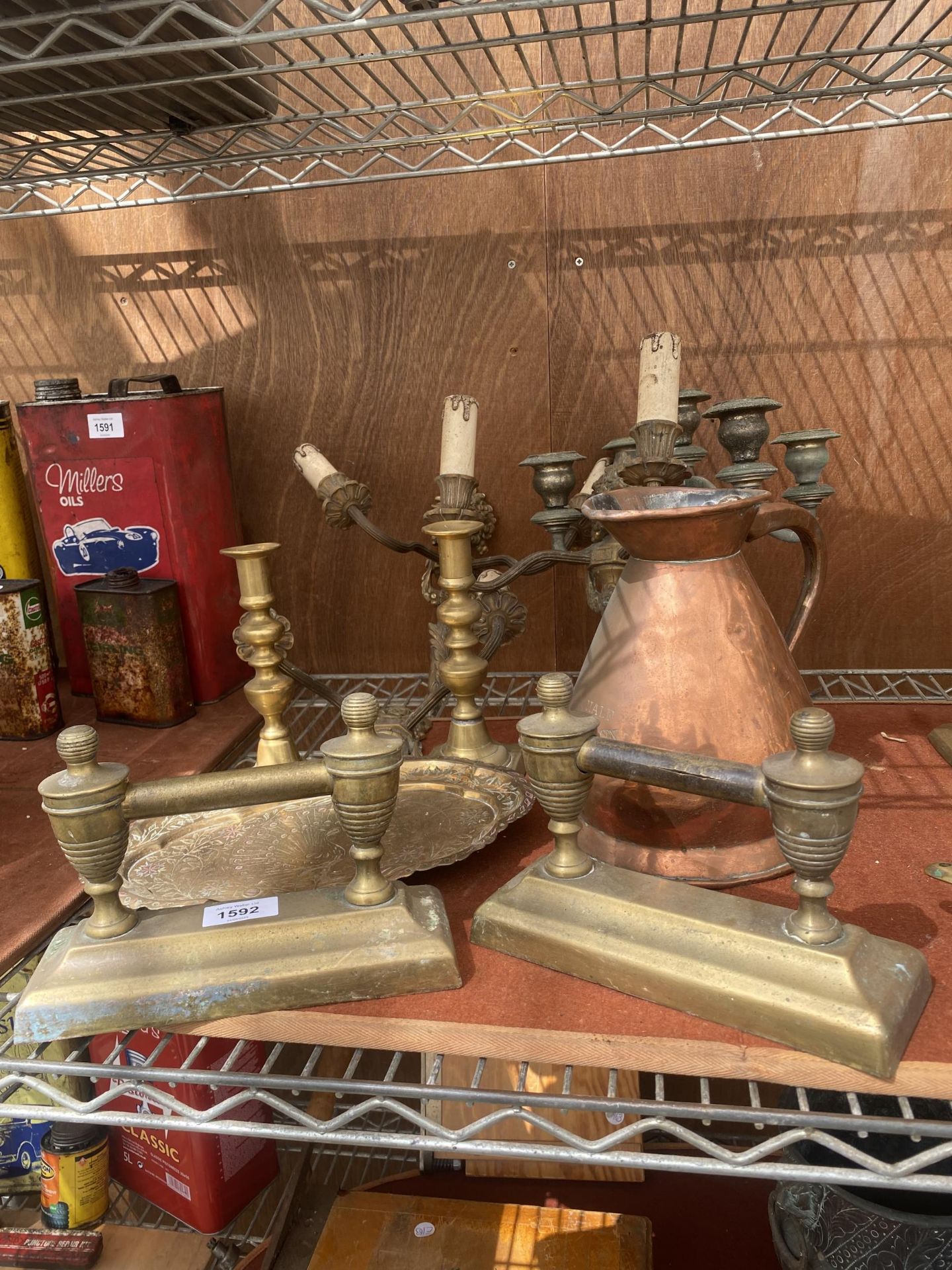 AN ASSORTMENT OF VINTAGE BRASS AND COPPER ITEMS TO INCLUDE A JUG, FIRE DOGS AND CANDLESTICKS ETC