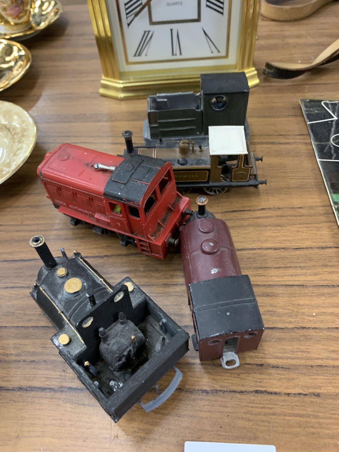 FIVE VINTAGE METAL SHUNTERS TO INCLUDE BOXHILL, DOCK AUTHORITY AND JAPANESE TENSHODO HANAZONO, ETC