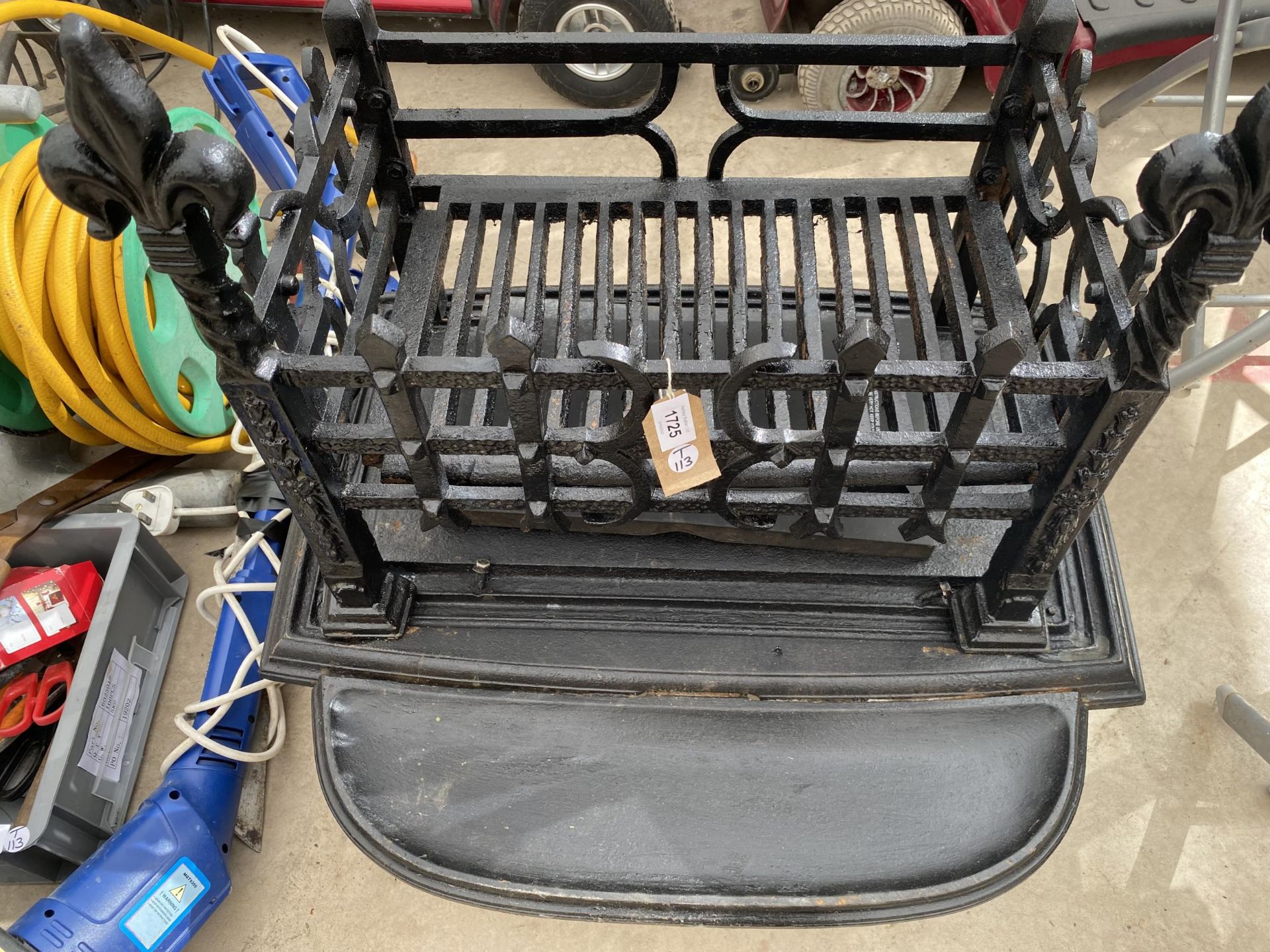 A CAST METAL FIRE GRATE / LOG BASKET