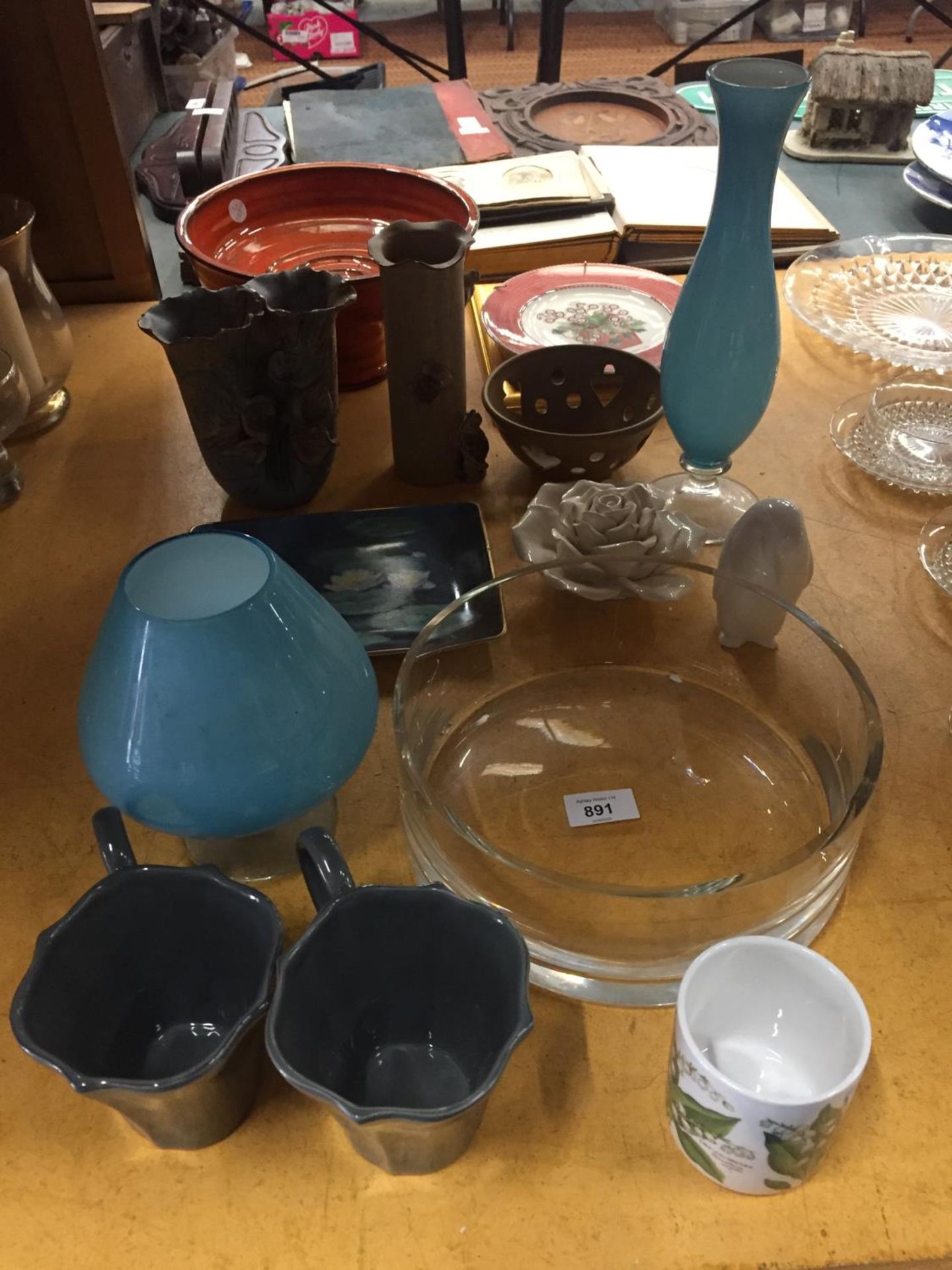 A QUANTIOTY OF CERAMIC ITEMS TO INCLUDE VASES, A PEDESTAL BOWL, GLASS BOWL, MUGS, ETC