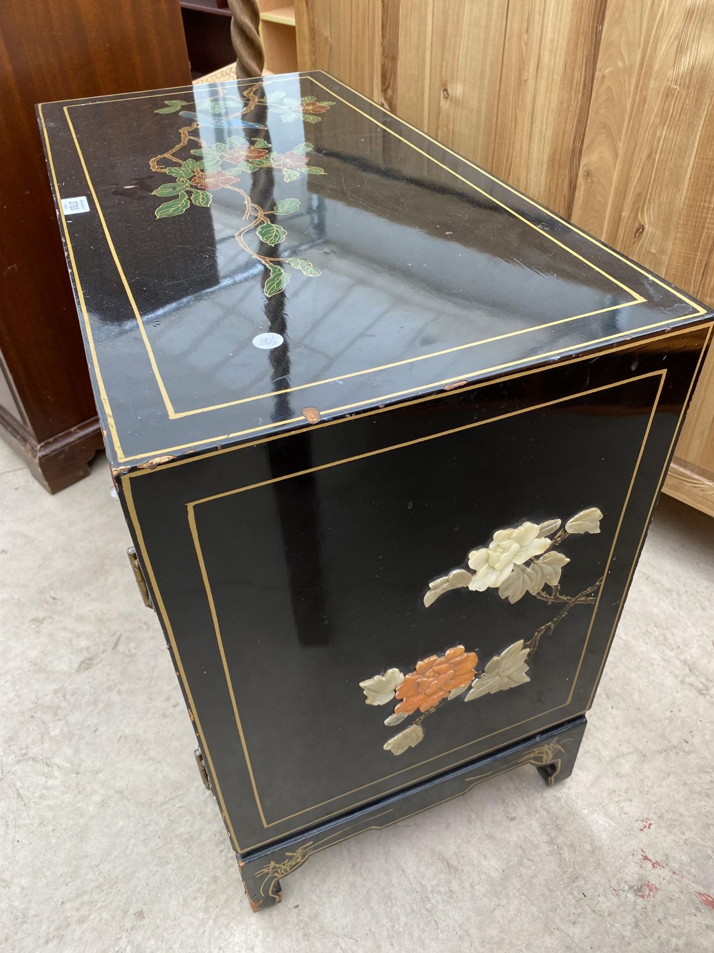 A MODERN TWO DOOR SIDE CABINET WITH APPLIED AND PAINTED CHINOISERIE DECORATION, 30" WIDE - Image 6 of 8