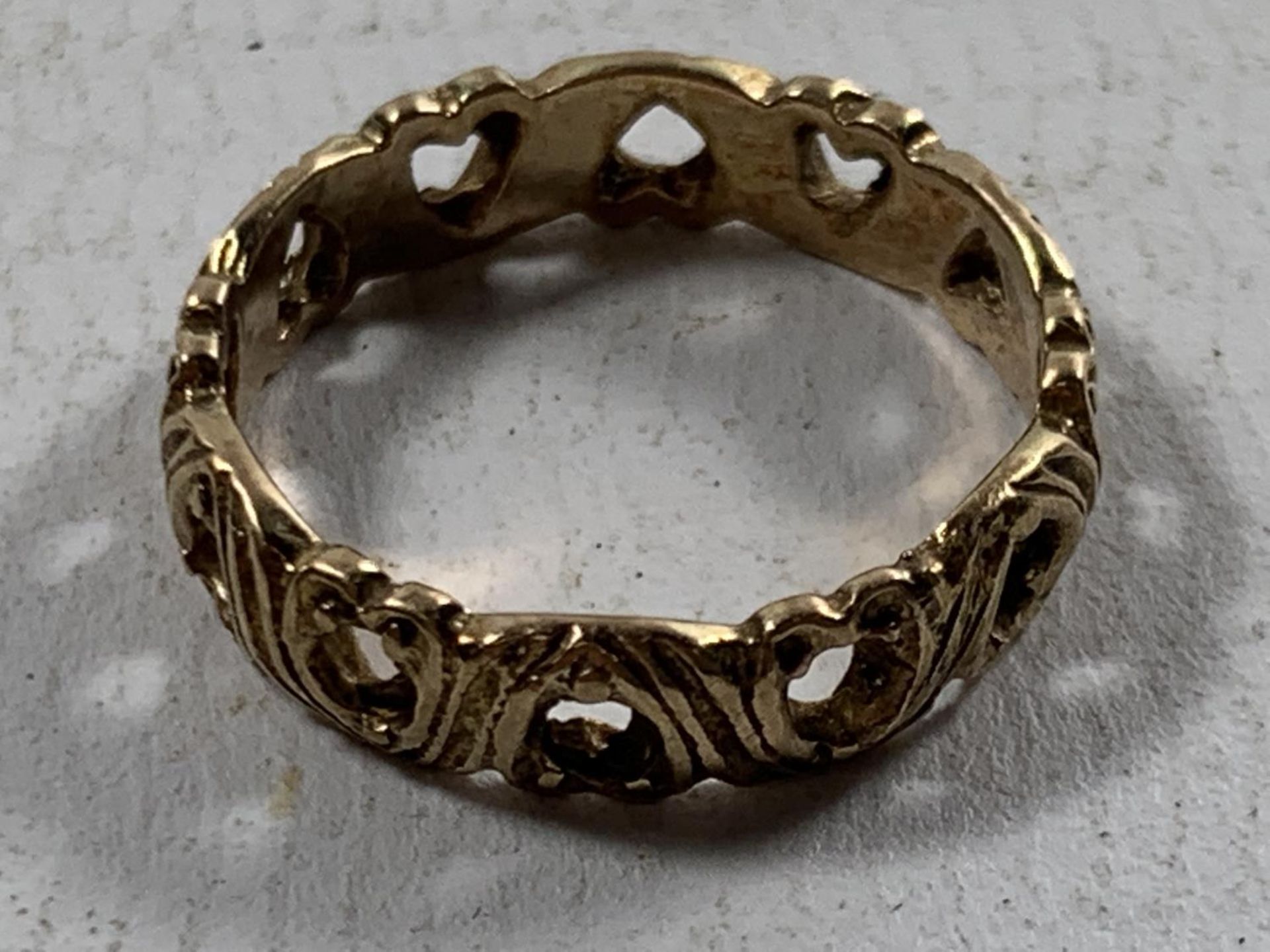 A 9 CARAT GOLD RING WITH HEART DESIGN SIZE J/K GROSS WEIGHT 1.89 GRAMS - Image 2 of 3