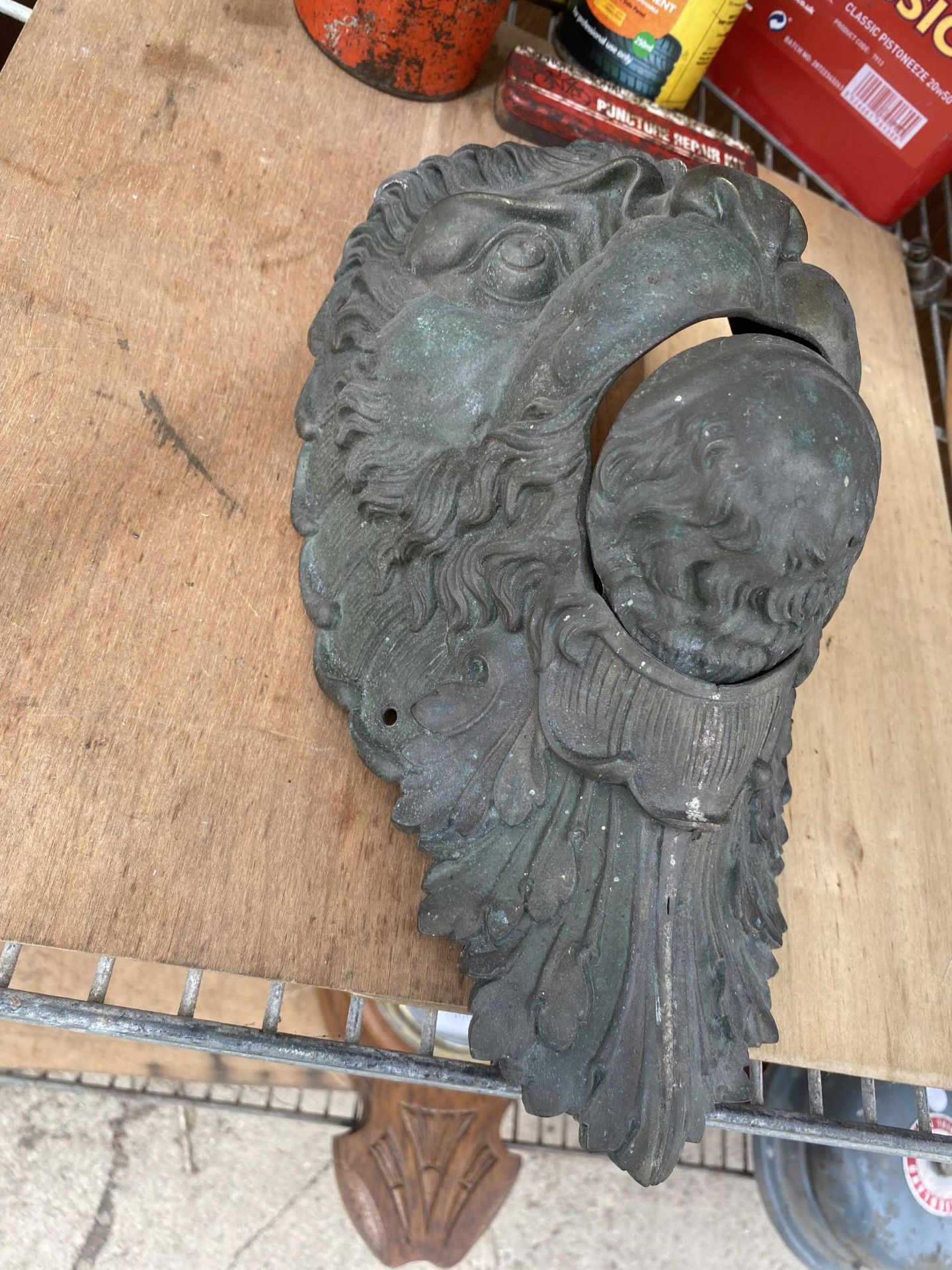 A VINTAGE BRASS LION HEAD MASK ITH OPENING MOUTH - Image 2 of 4
