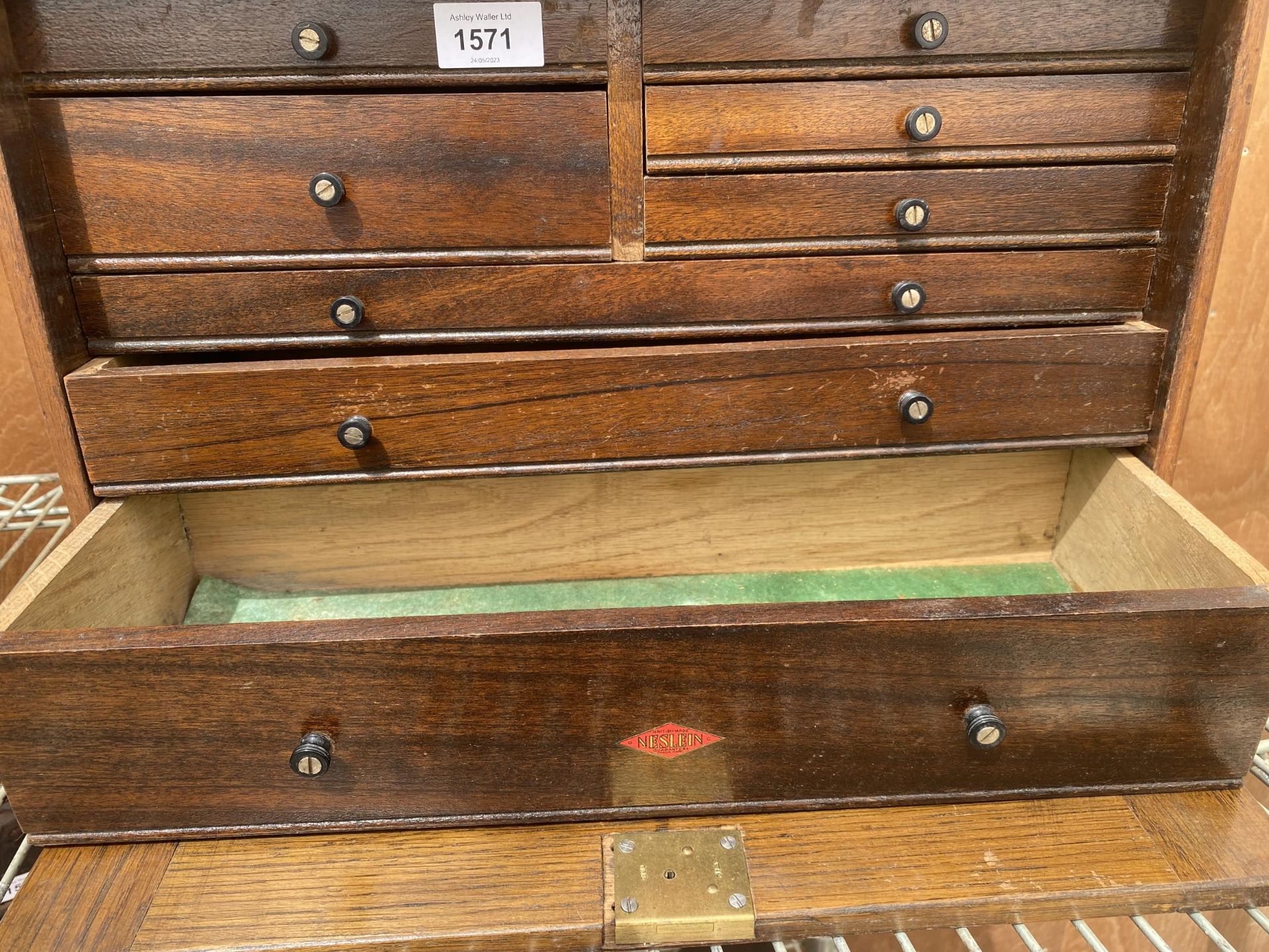 A VINTAGE WOODEN ENGINEERS CHEST WITH THREE LONG AND FIVE SHORT DRAWERS AND A DROP DOWN FRONT - Image 4 of 4