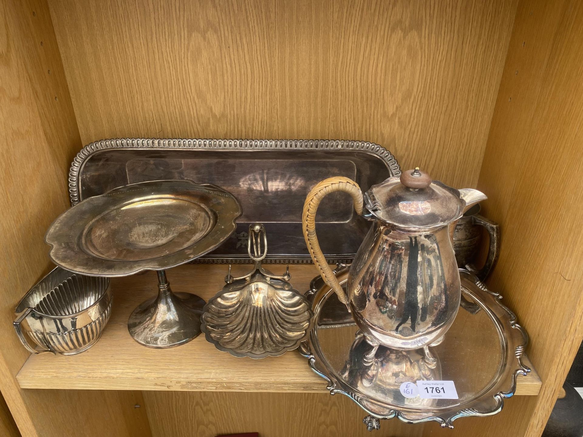 A MIXED LOT OF VINTAGE SILVER PLATED ITEMS TO INCLUDE SALVER WITH BALL AND CLAW FEET, COFFEE POT ETC