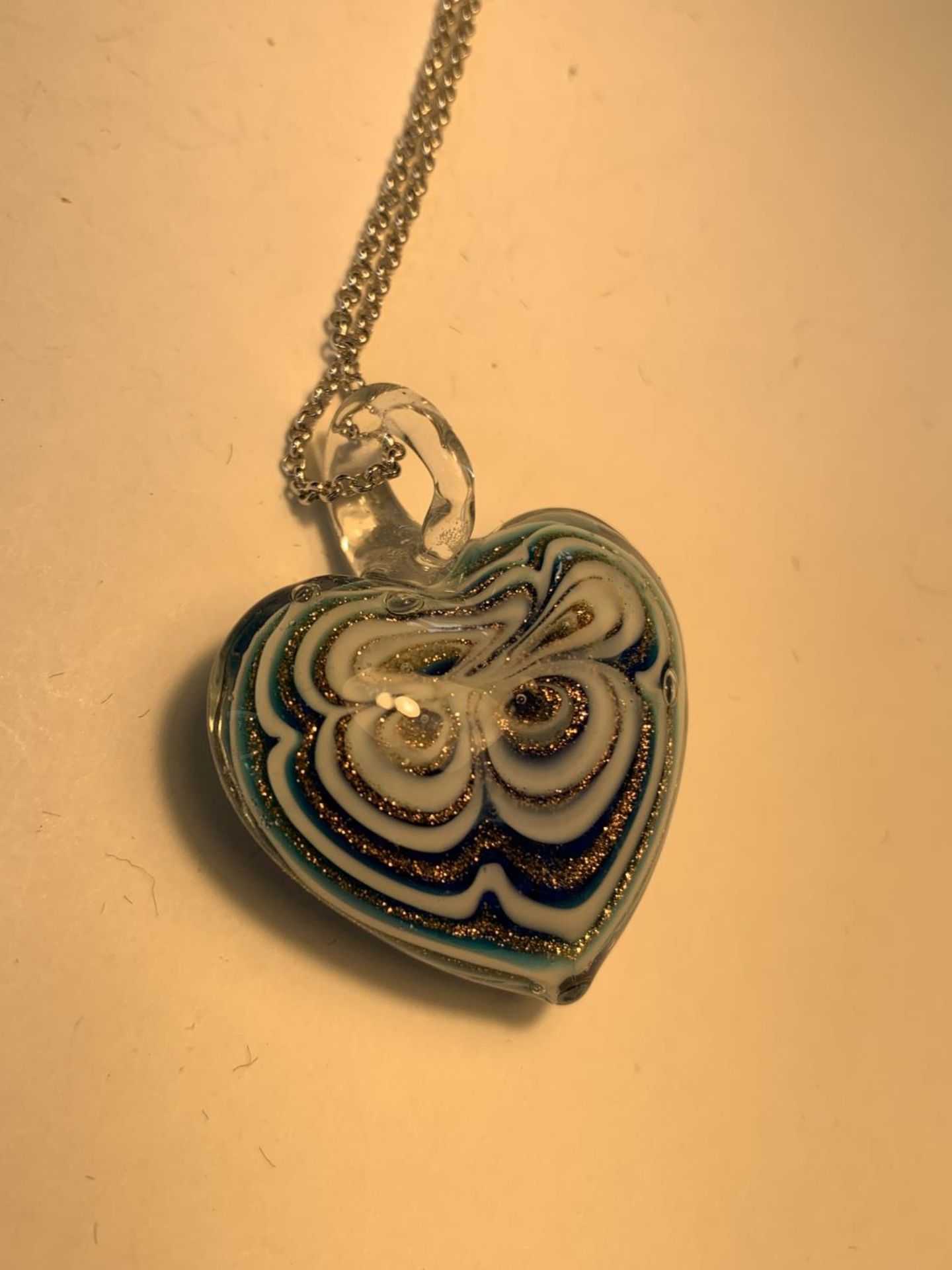 A MURANO GLASS HEART PENDANT ON A SILVER NECKLACE - Image 3 of 5