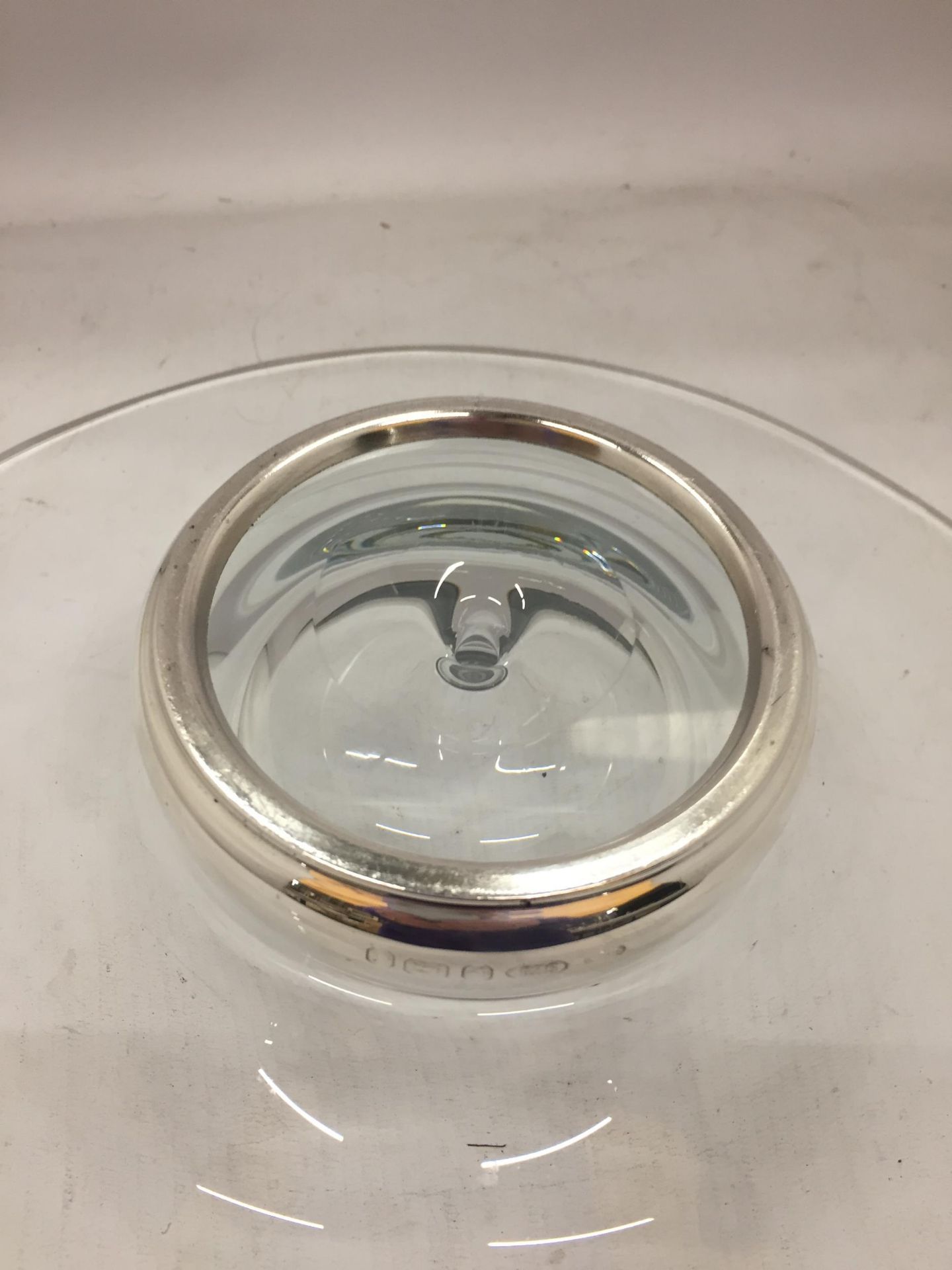 AN ABSTRACT CLEAR GLASS BOWL WITH HALLMARKED SILVER RIM - Image 2 of 3