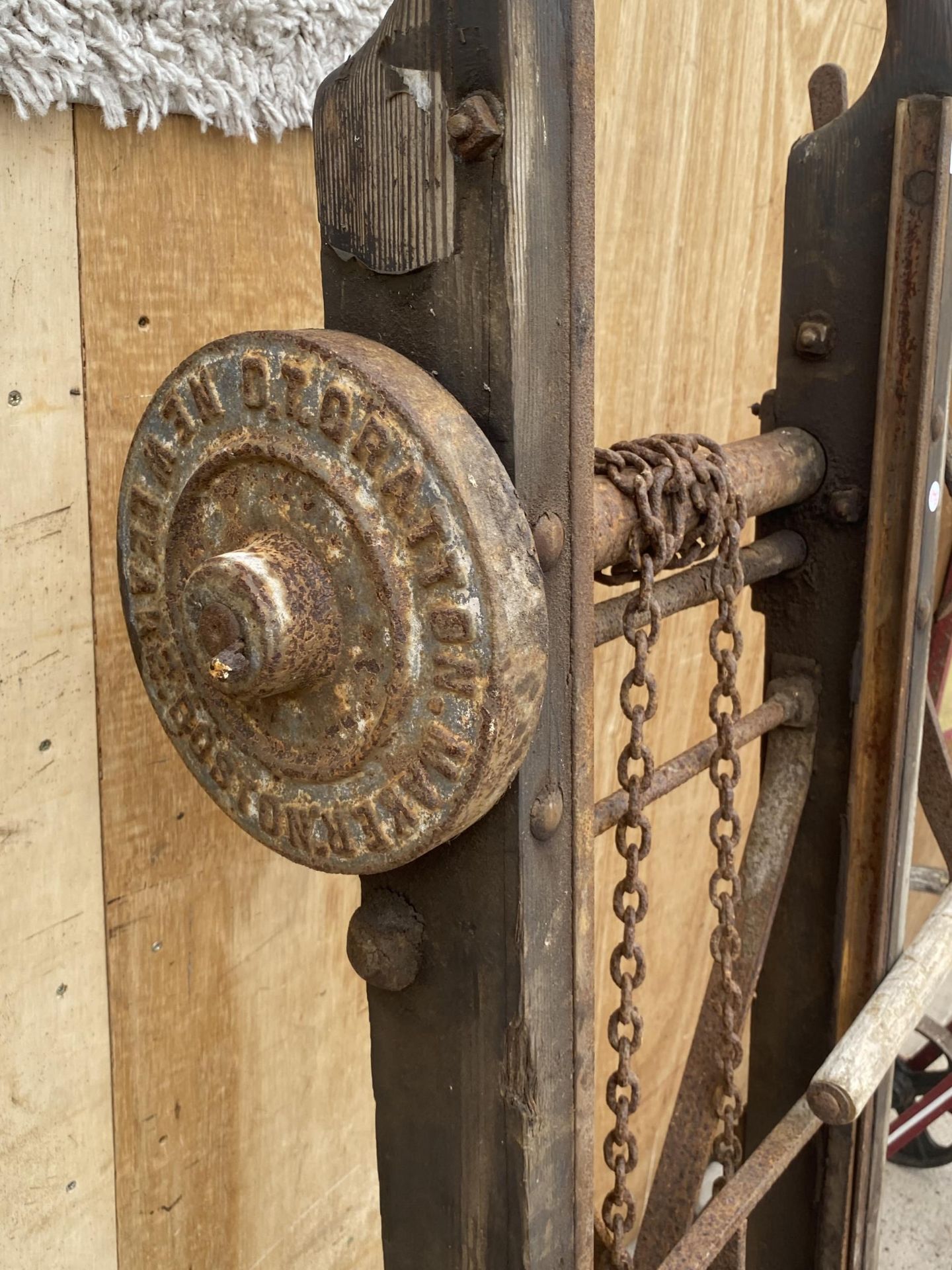 A VINTAGE WOODEN AND STEEL RAILWAY TROLLEY BEARING THE NAME 'D T GRATTON' - Image 4 of 4