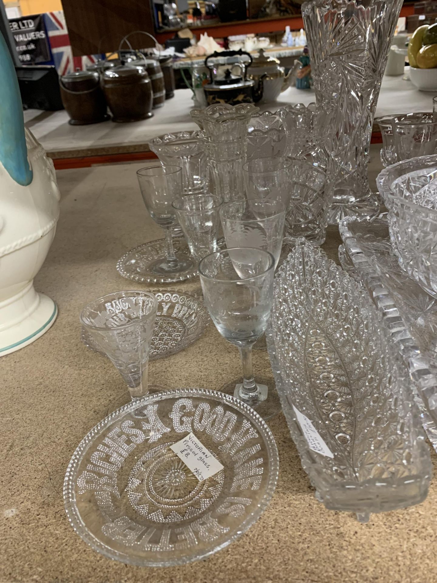 A MIXED GROUP OF CUT GLASS AND FURTHER GLASS ITEMS, ETCHED GLASSES ETC - Image 2 of 4