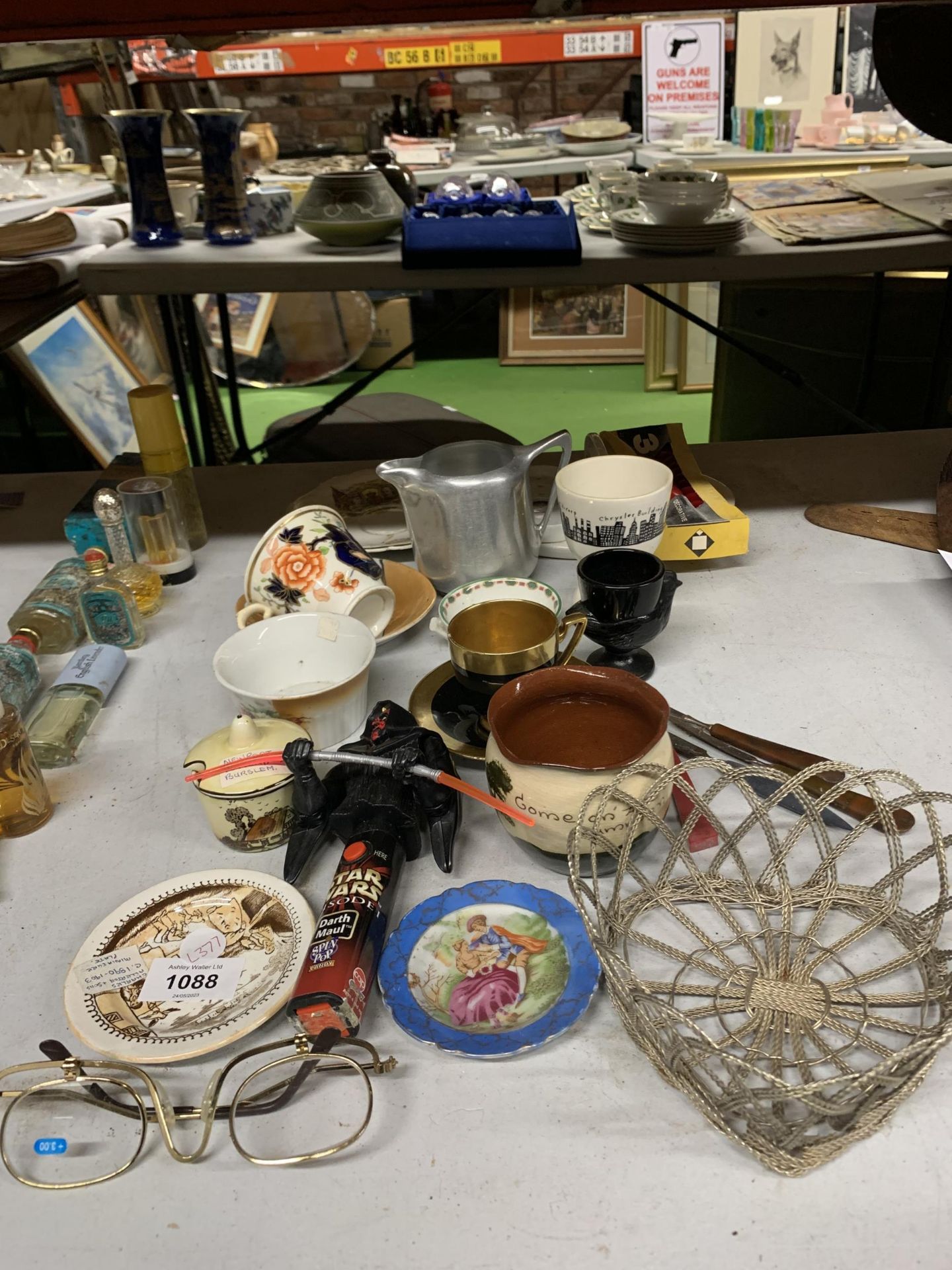 A MIXED LOT TO INCLUDE SILVER PLATED WIRE BASKET, STAR WARS DARTH MAUL FIGURE, CERAMICS ETC