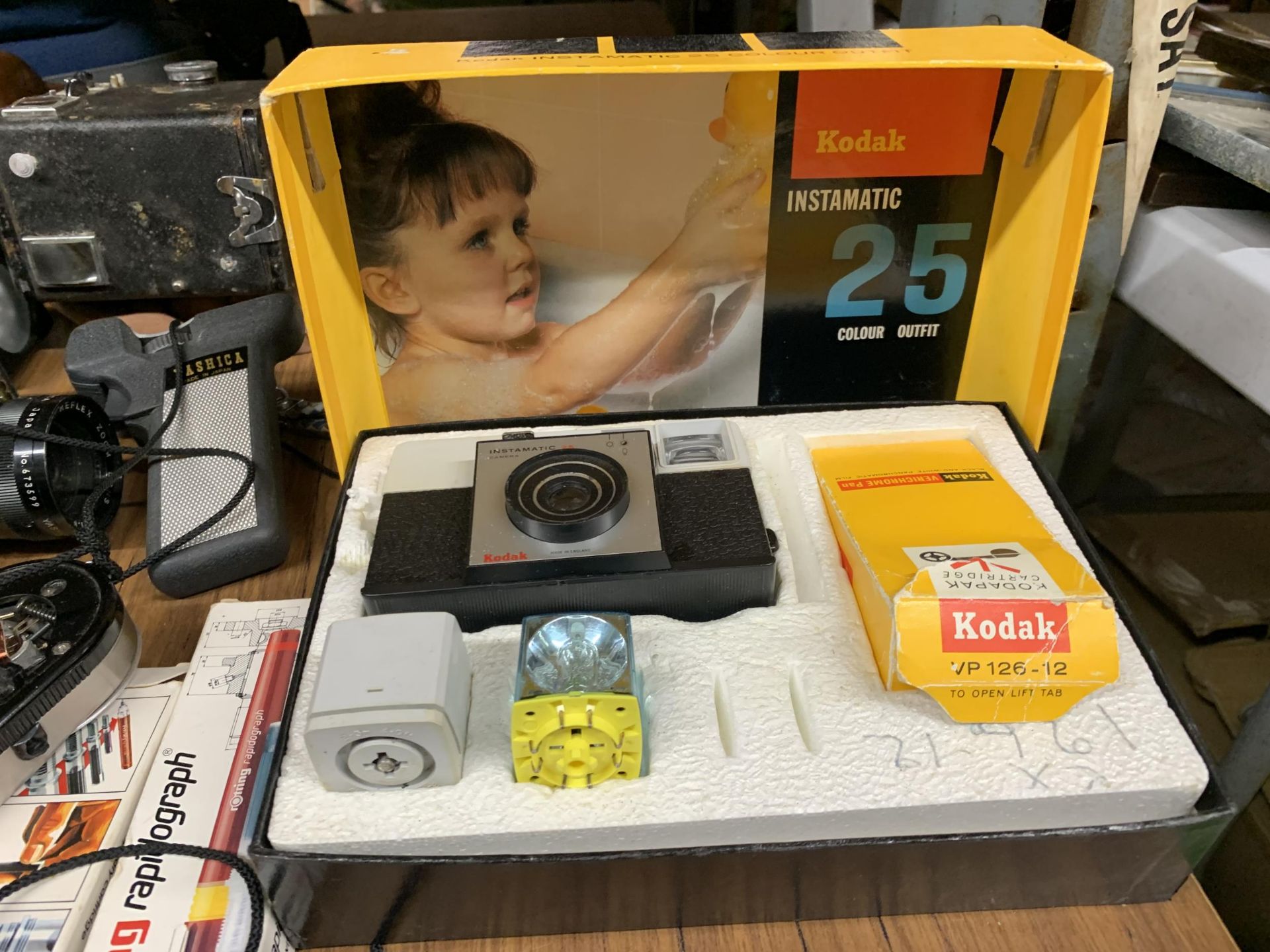 A MIXED GROUP OF CAMERAS AND FURTHER ITEMS, BOXED KODAK INSTAMATIC 25 ETC - Image 3 of 3