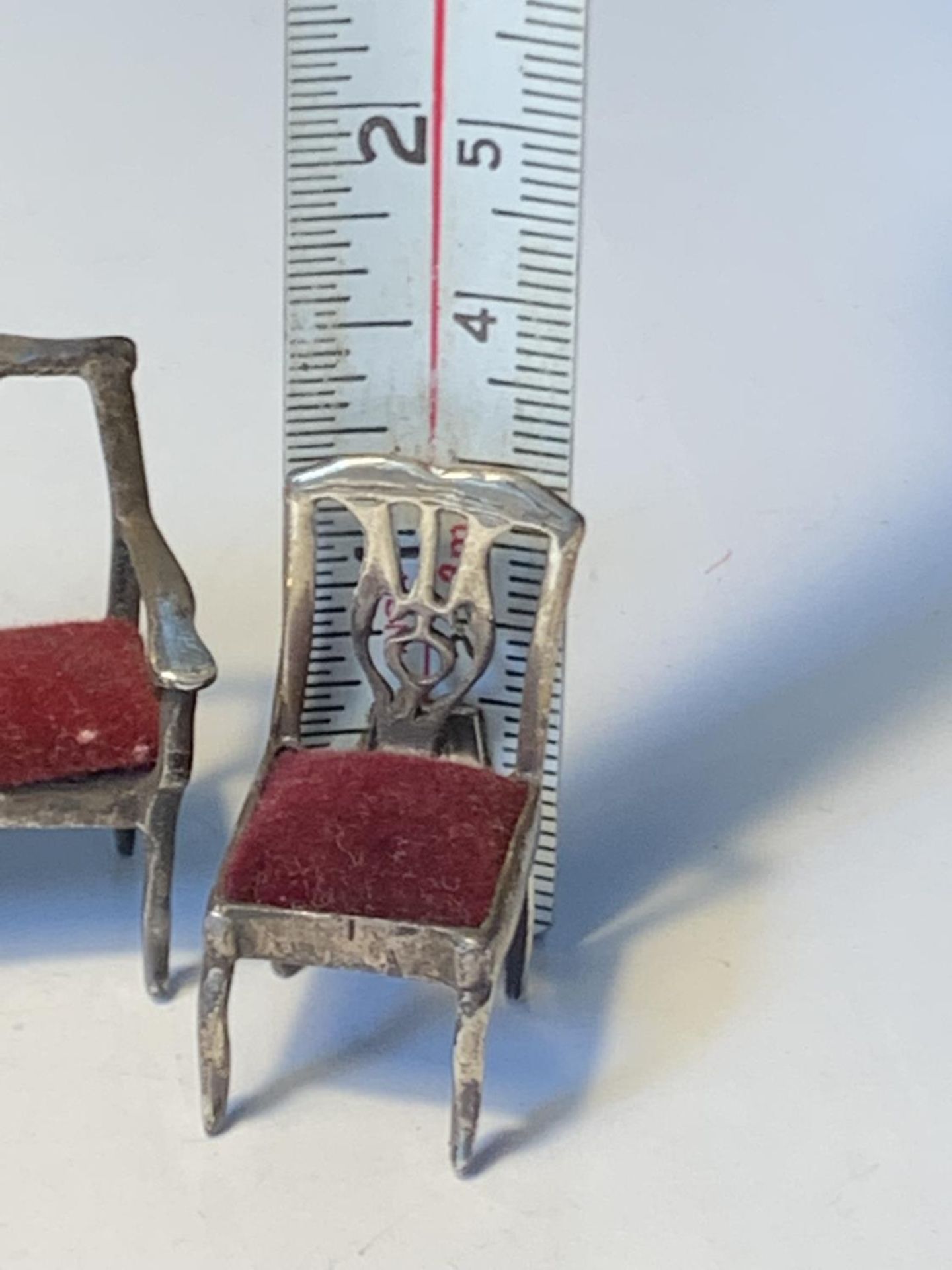 THREE MINIATURE SILVER ITEMS TO INCLUDE A SETTEE, CARVER AND CHAIR - Image 4 of 5