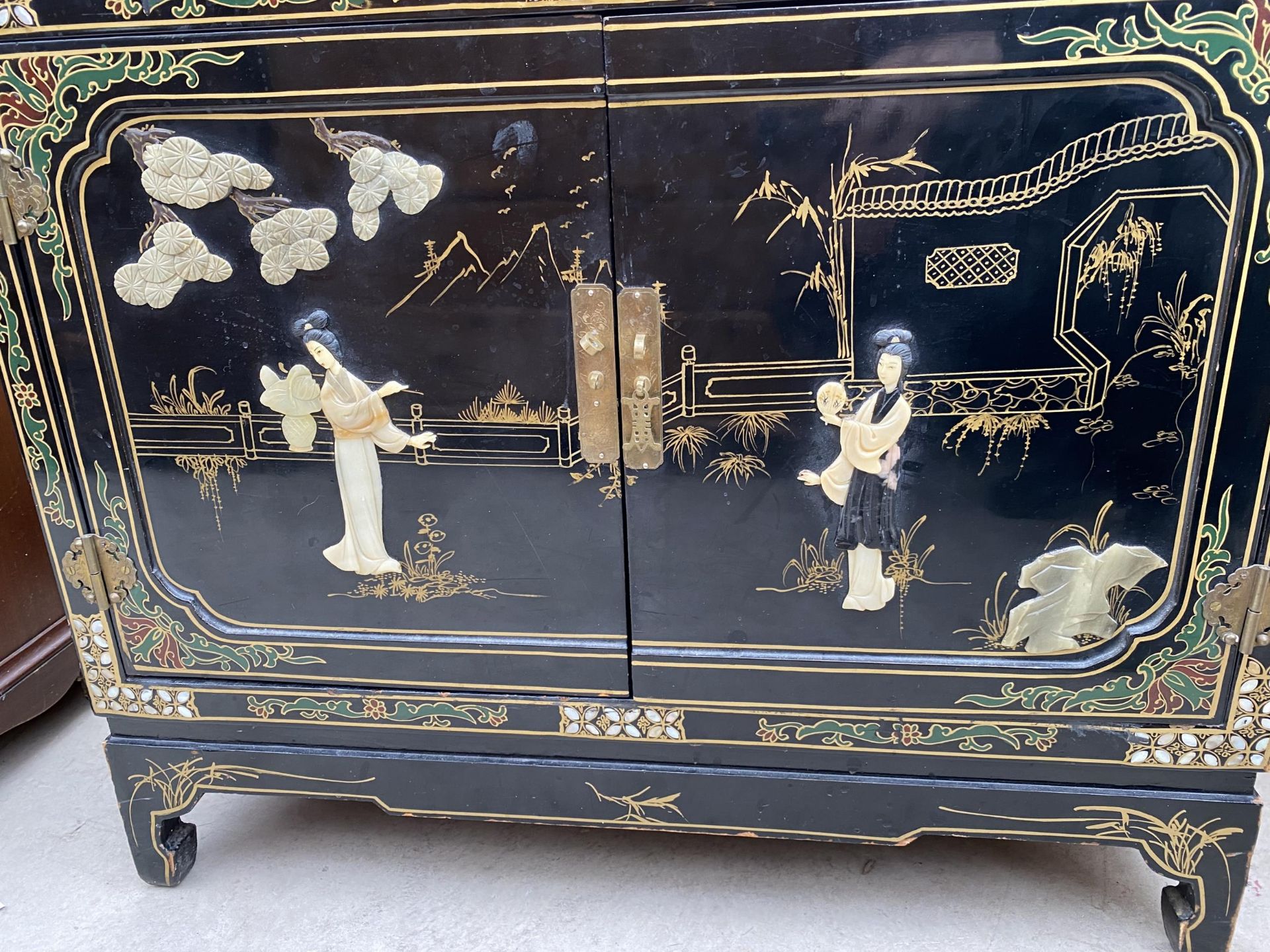 A MODERN TWO DOOR SIDE CABINET WITH APPLIED AND PAINTED CHINOISERIE DECORATION, 30" WIDE - Image 7 of 8