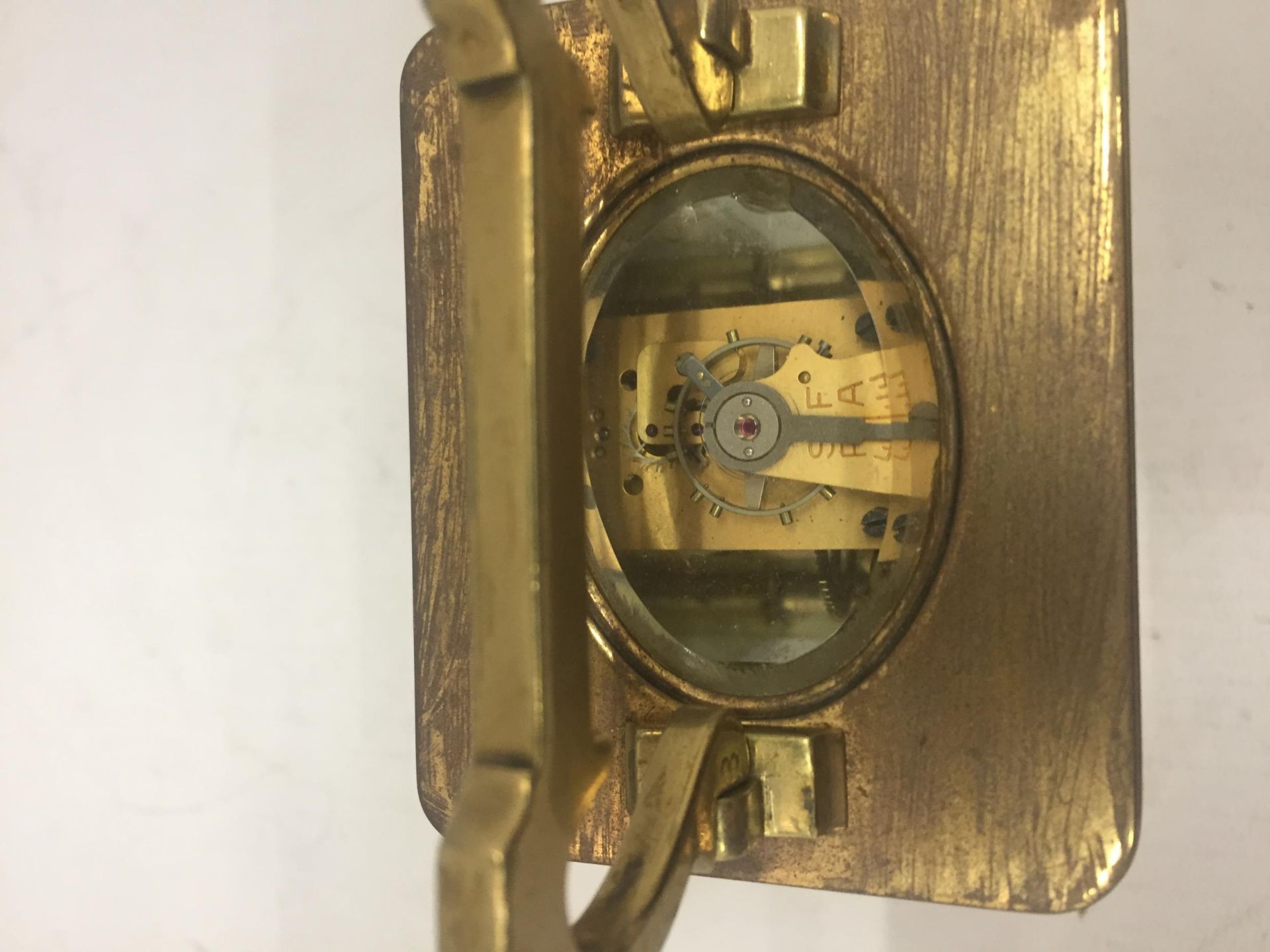 A FRENCH ANTIQUE BRASS CASED CARRIAGE CLOCK WITH KEY - Image 4 of 4