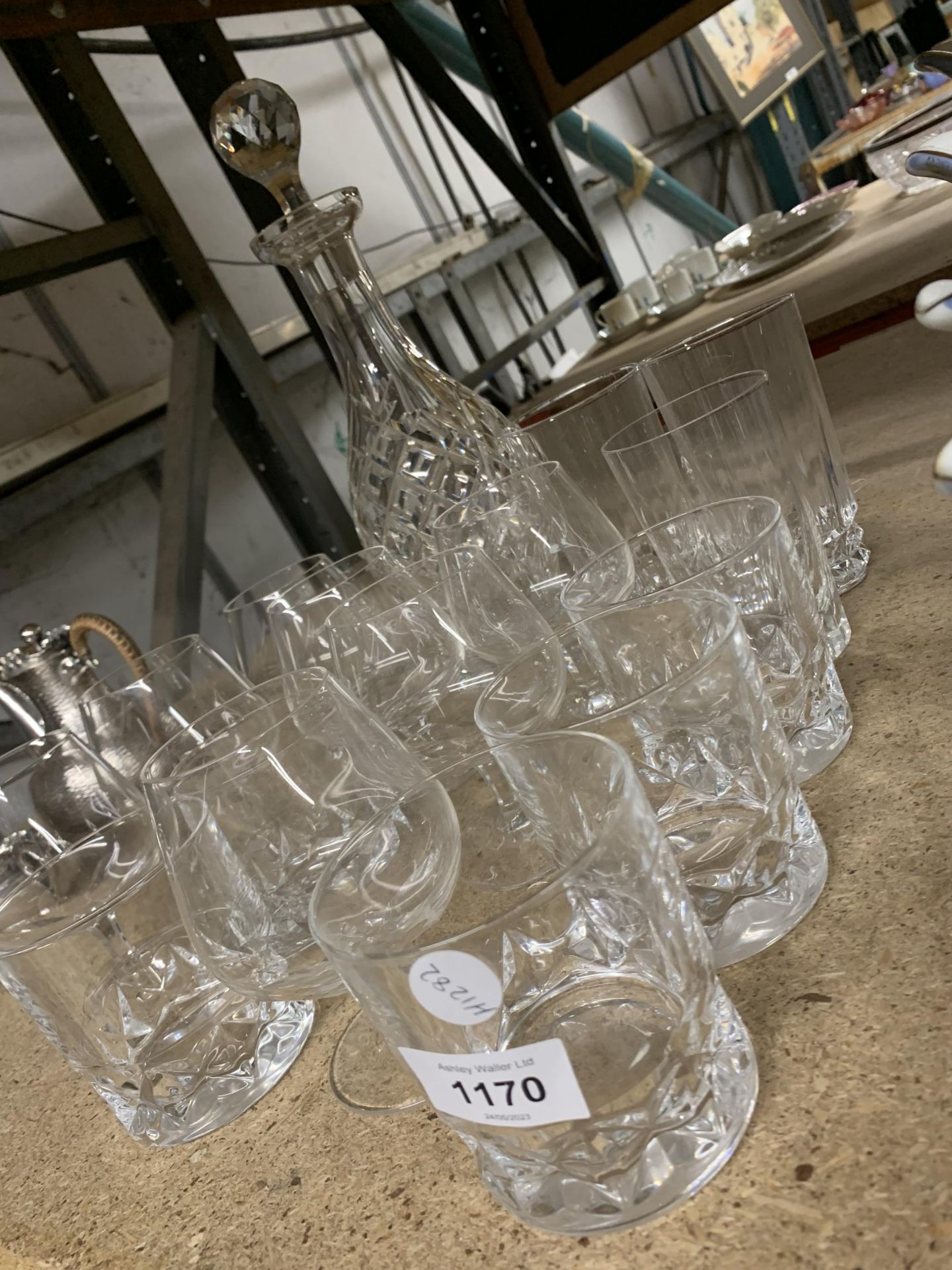 A COLLECTION OF GLASSES AND CUT GLASS DECANTER - Bild 3 aus 4