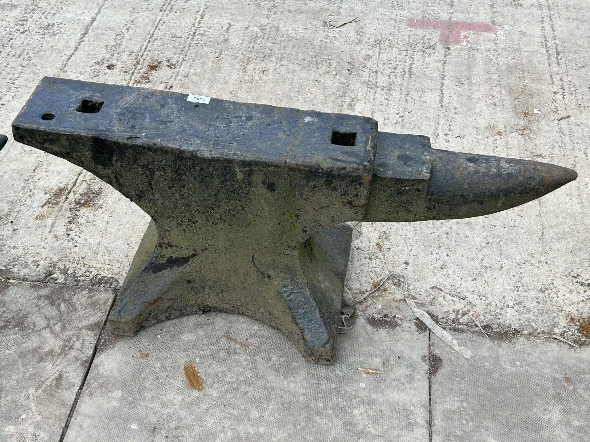 A LARGE VINTAGE CAST IRON BLACKSMITHS ANVIL (H:38CM L:94M) - Image 4 of 4