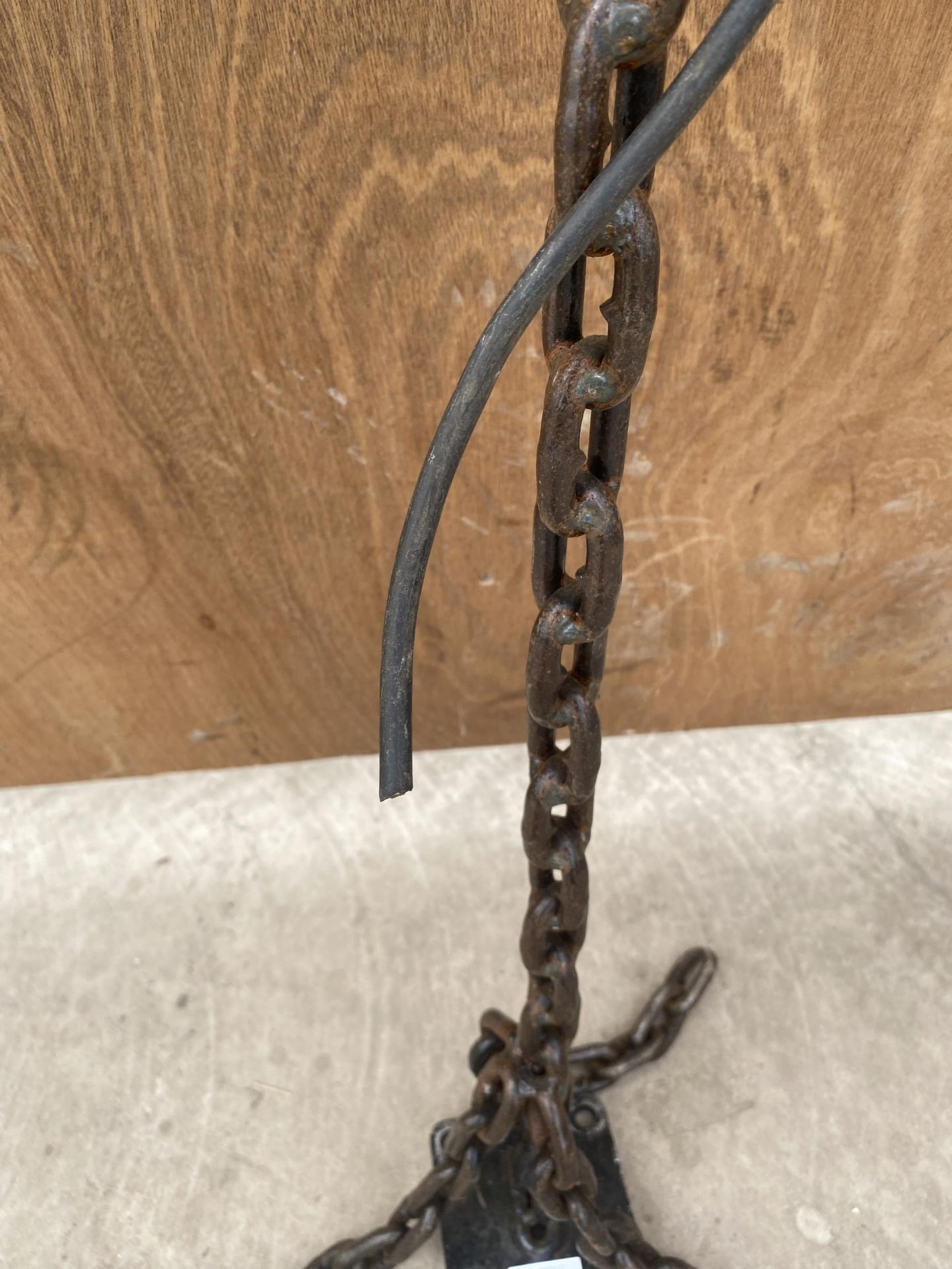 A VINTAGE STYLE CHAIN DESIGN LAMP/SIGN BRACKET - Image 6 of 6