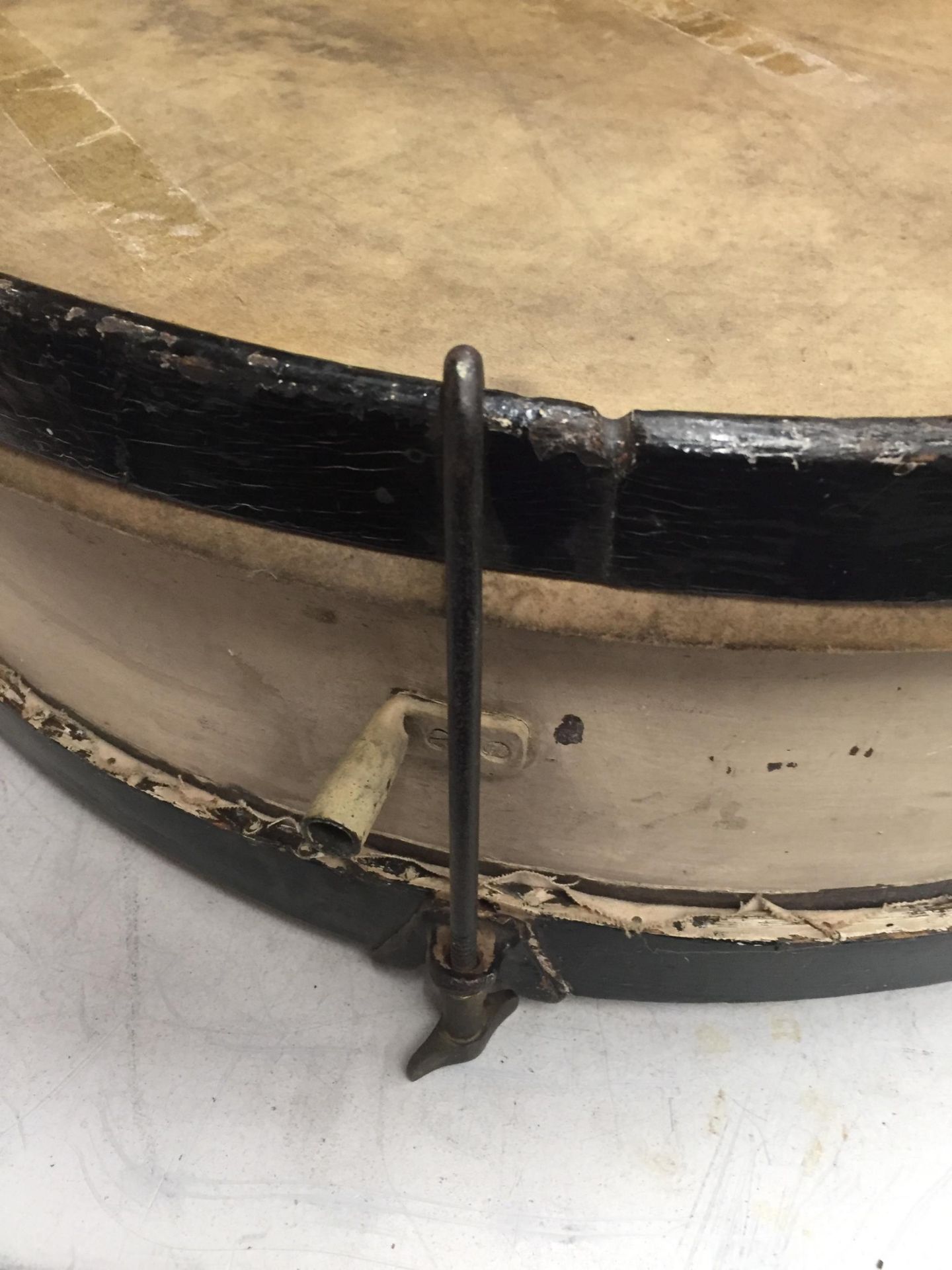 A VINTAGE SNAKESKIN TOP MILITARY DRUM, LENGTH 62CM - Image 3 of 4