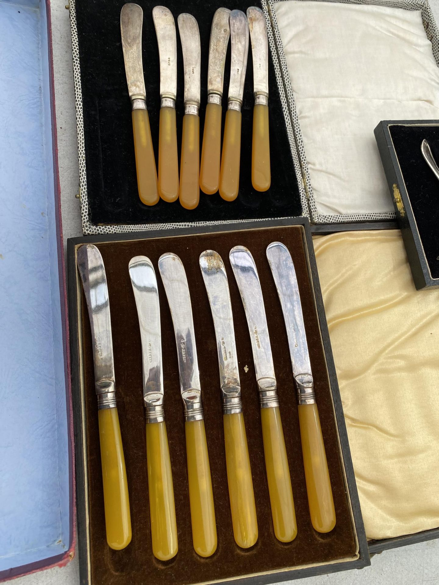 FOUR SILVER PLATED CASED ITEMS, BUTTER KNIVES ETC - Image 2 of 3