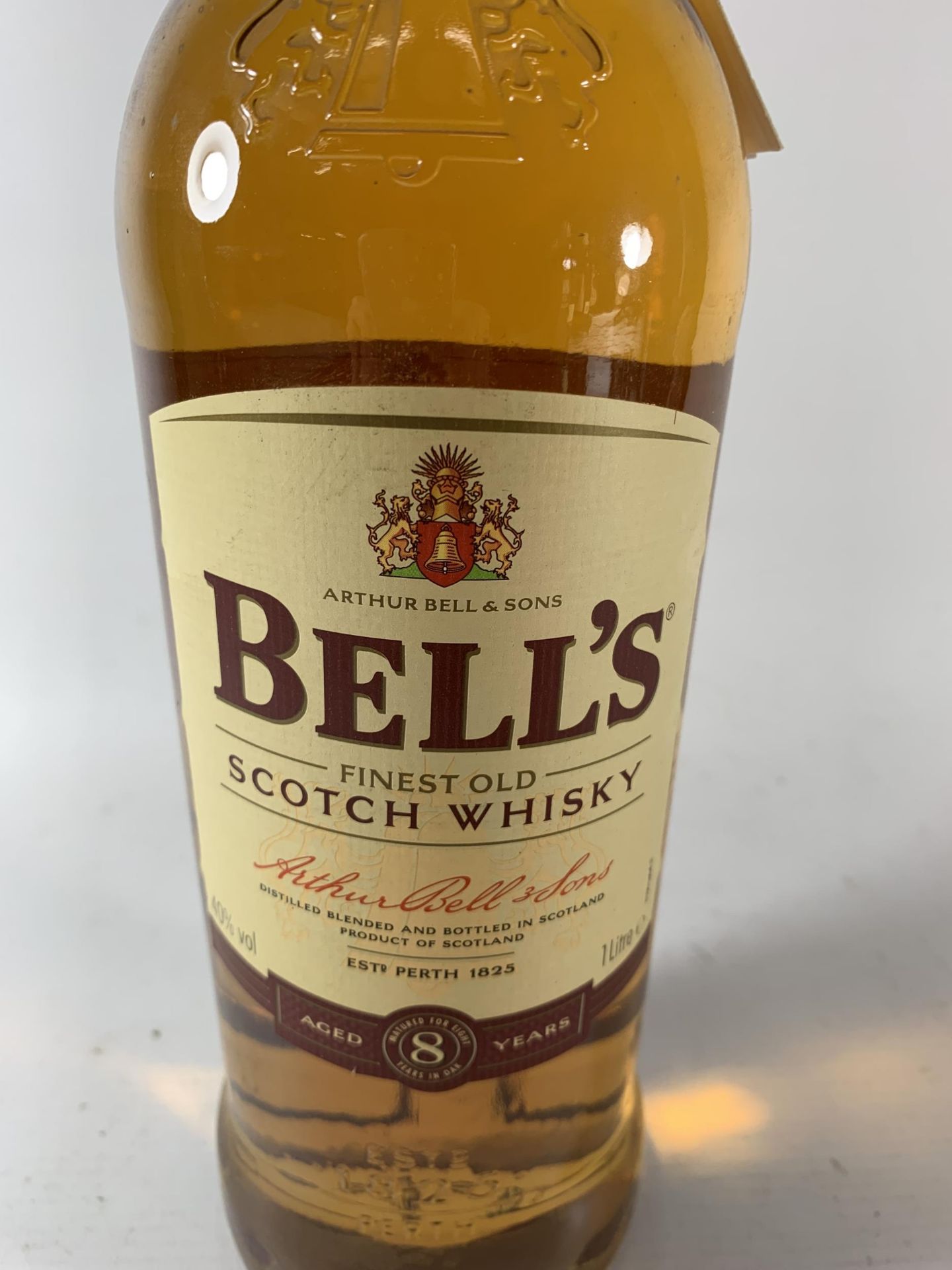 1 X 1L BOTTLE - BELL'S FINEST OLD AGED 8 YEARS OLD SCOTCH WHISKY - Image 2 of 3
