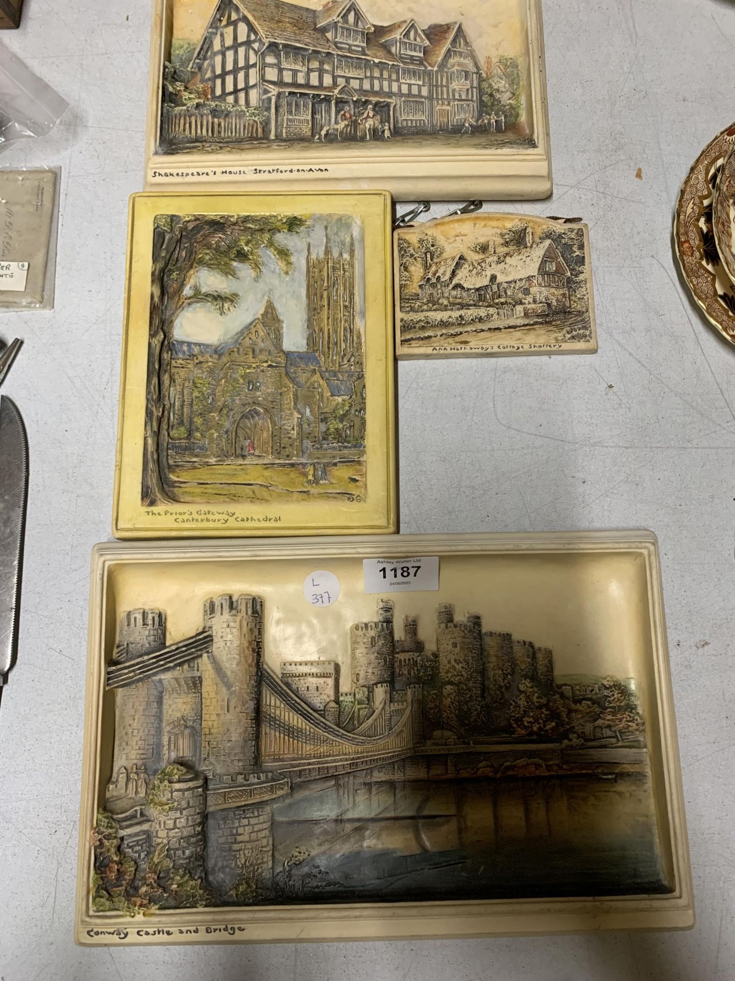 A COLLECTION OF WALL PLAQUES TO INCLUDE CONWAY CASTLE ETC - Image 3 of 3